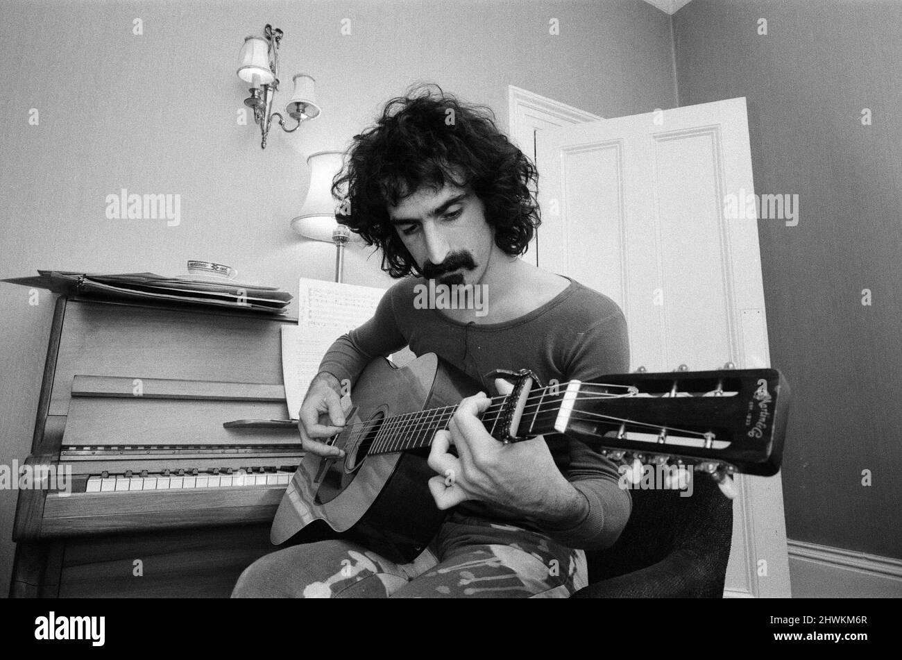 Frank Zappa. Amerikanischer Musiker.abgebildet in London. Bild aufgenommen am 8.. Januar 1971 Siehe andere Bilder in diesem Set mit seiner Frau Gail. Stockfoto