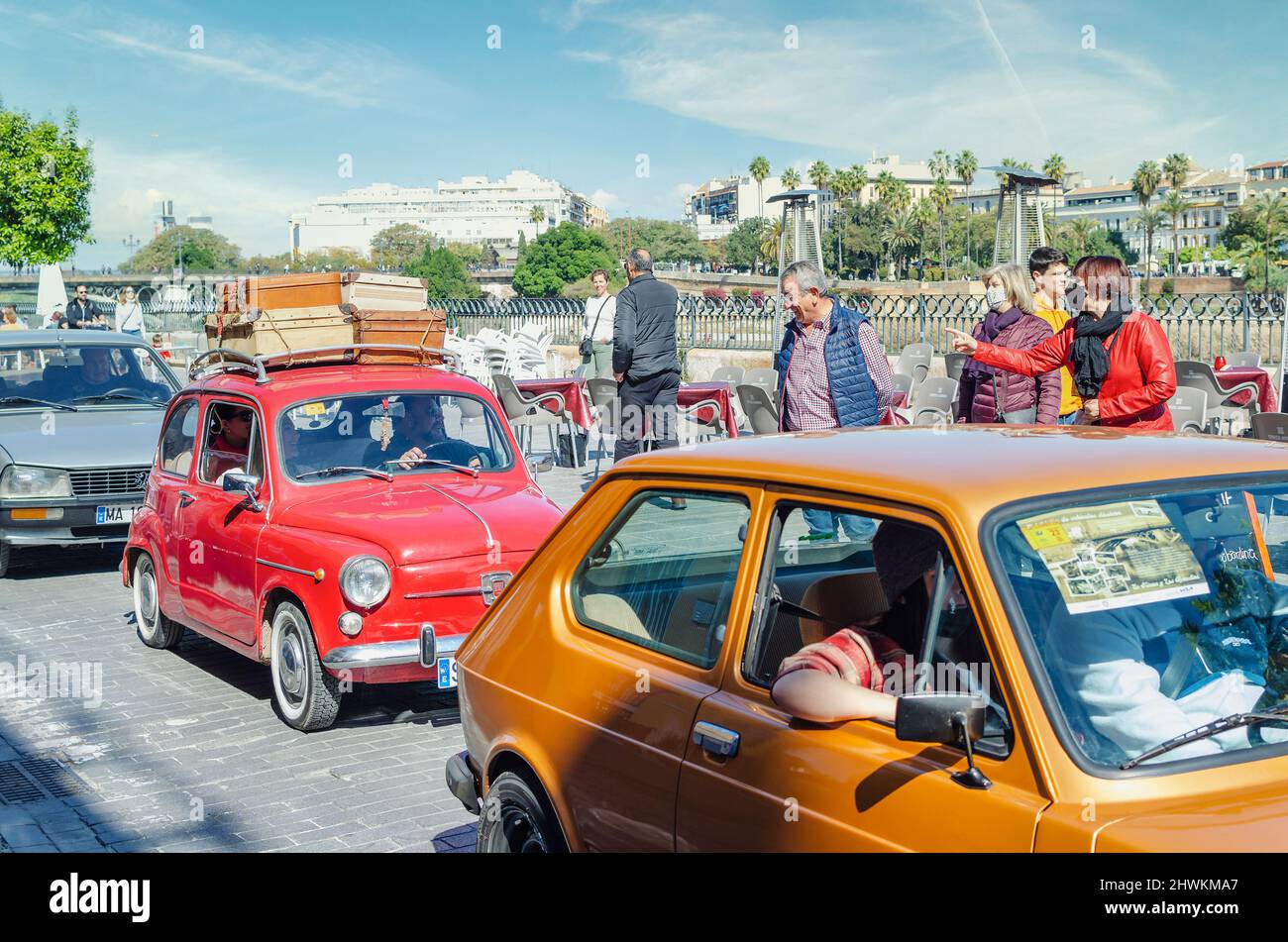 Familie in einem Oldtimer. Red Seat 600. Reisekonzept Stockfoto