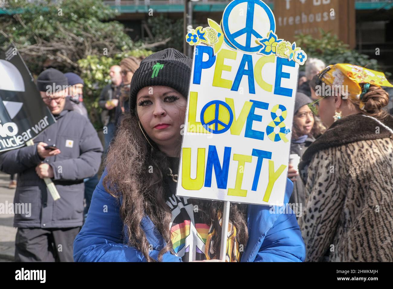 London, Großbritannien. 6. März 2022. Mehrere Tausend marschieren von der BBC in einem von Stop the war & CND organisierten Protest zu einer Kundgebung auf dem Trafalgar Square, um einen sofortigen Waffenstillstand in der Ukraine und den Abzug aller russischen Truppen zu fordern. Die Redner forderten auch ein Ende der 30 Jahre andauern Provokation durch die USA und die NATO, in denen Großbritannien eine führende Rolle gespielt hat, indem es Krieg ansprach, die Demokratie anprangerte, militärische Unterstützung in die Nachbarländer Russlands einbrachte und die Versprechen, die nach dem Zerfall der Sowjetunion gemacht wurden, nicht einhielt. Peter Marshall/Alamy Live News Stockfoto