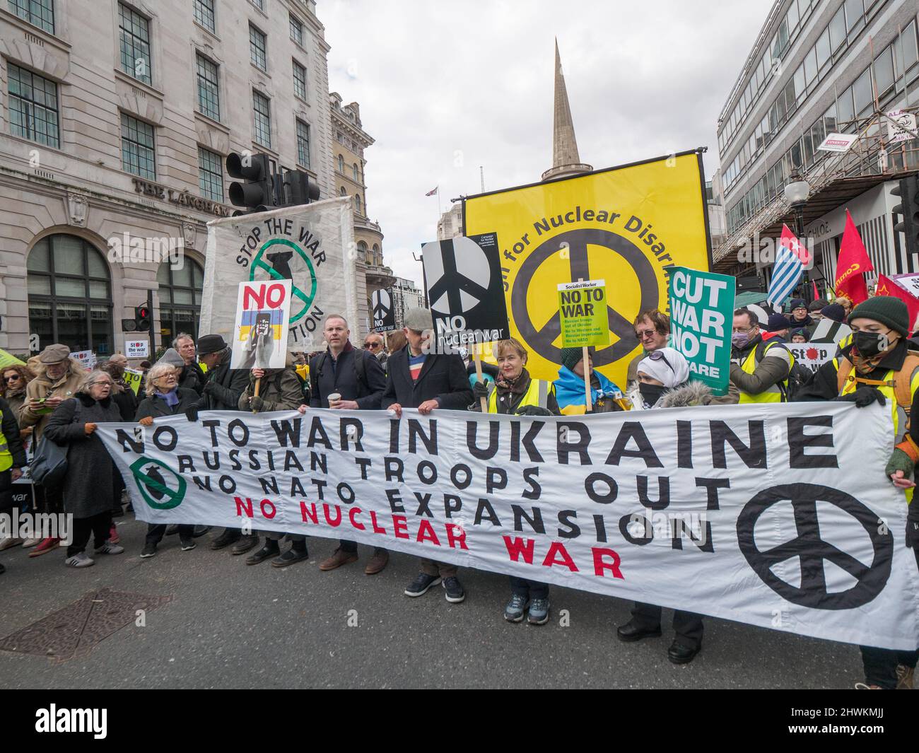 London, Großbritannien. 6. März 2022. Mehrere Tausend marschieren von der BBC in einem von Stop the war & CND organisierten Protest zu einer Kundgebung auf dem Trafalgar Square, um einen sofortigen Waffenstillstand in der Ukraine und den Abzug aller russischen Truppen zu fordern. Die Redner forderten auch ein Ende der 30 Jahre andauern Provokation durch die USA und die NATO, in denen Großbritannien eine führende Rolle gespielt hat, indem es Krieg ansprach, die Demokratie anprangerte, militärische Unterstützung in die Nachbarländer Russlands einbrachte und die Versprechen, die nach dem Zerfall der Sowjetunion gemacht wurden, nicht einhielt. Peter Marshall/Alamy Live News Stockfoto