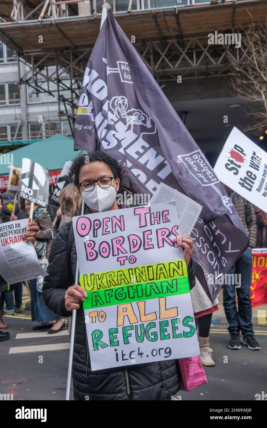 London, Großbritannien. 6. März 2022. Mehrere Tausend marschieren von der BBC in einem von Stop the war & CND organisierten Protest zu einer Kundgebung auf dem Trafalgar Square, um einen sofortigen Waffenstillstand in der Ukraine und den Abzug aller russischen Truppen zu fordern. Die Redner forderten auch ein Ende der 30 Jahre andauern Provokation durch die USA und die NATO, in denen Großbritannien eine führende Rolle gespielt hat, indem es Krieg ansprach, die Demokratie anprangerte, militärische Unterstützung in die Nachbarländer Russlands einbrachte und die Versprechen, die nach dem Zerfall der Sowjetunion gemacht wurden, nicht einhielt. Peter Marshall/Alamy Live News Stockfoto