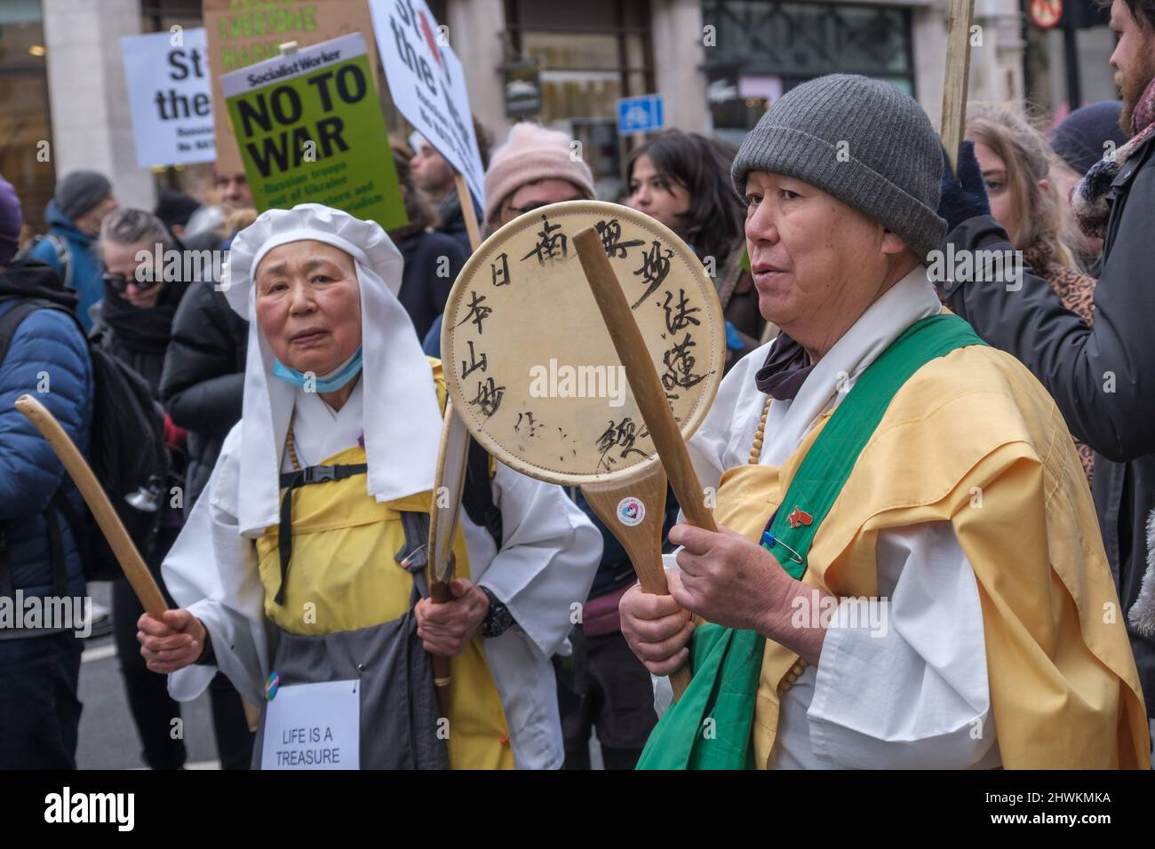 London, Großbritannien. 6. März 2022. Mehrere Tausend marschieren von der BBC in einem von Stop the war & CND organisierten Protest zu einer Kundgebung auf dem Trafalgar Square, um einen sofortigen Waffenstillstand in der Ukraine und den Abzug aller russischen Truppen zu fordern. Die Redner forderten auch ein Ende der 30 Jahre andauern Provokation durch die USA und die NATO, in denen Großbritannien eine führende Rolle gespielt hat, indem es Krieg ansprach, die Demokratie anprangerte, militärische Unterstützung in die Nachbarländer Russlands einbrachte und die Versprechen, die nach dem Zerfall der Sowjetunion gemacht wurden, nicht einhielt. Peter Marshall/Alamy Live News Stockfoto