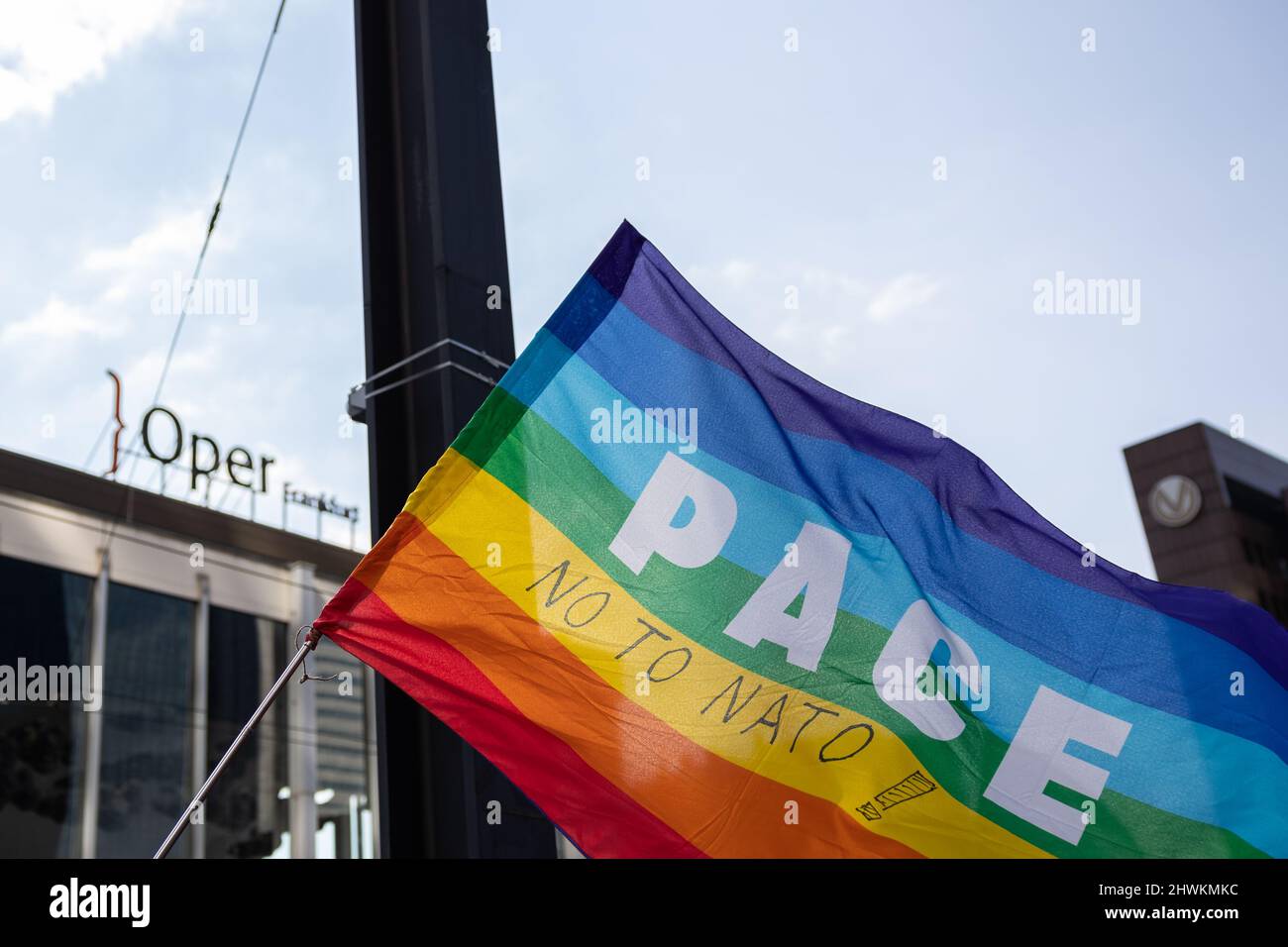 06. März 2022, Hessen, Frankfurt/M.: Eine Pace-Flagge mit der Aufschrift 'Nein zur NATO' bei einer Demonstration unter dem Motto 'Stoppt den Krieg in der Ukraine - Russische Truppen raus' am Willy-Brandt-Platz. Die Friedensinitiativen der Rhein-Main-Region riefen zur Demonstration auf. Foto: Hannes P. Albert/dpa Stockfoto