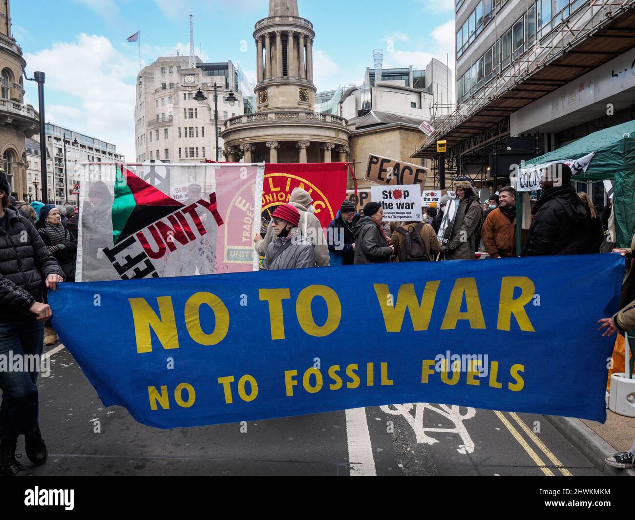 London, Großbritannien. 6. März 2022. Mehrere Tausend marschieren von der BBC in einem von Stop the war & CND organisierten Protest zu einer Kundgebung auf dem Trafalgar Square, um einen sofortigen Waffenstillstand in der Ukraine und den Abzug aller russischen Truppen zu fordern. Die Redner forderten auch ein Ende der 30 Jahre andauern Provokation durch die USA und die NATO, in denen Großbritannien eine führende Rolle gespielt hat, indem es Krieg ansprach, die Demokratie anprangerte, militärische Unterstützung in die Nachbarländer Russlands einbrachte und die Versprechen, die nach dem Zerfall der Sowjetunion gemacht wurden, nicht einhielt. Peter Marshall/Alamy Live News Stockfoto