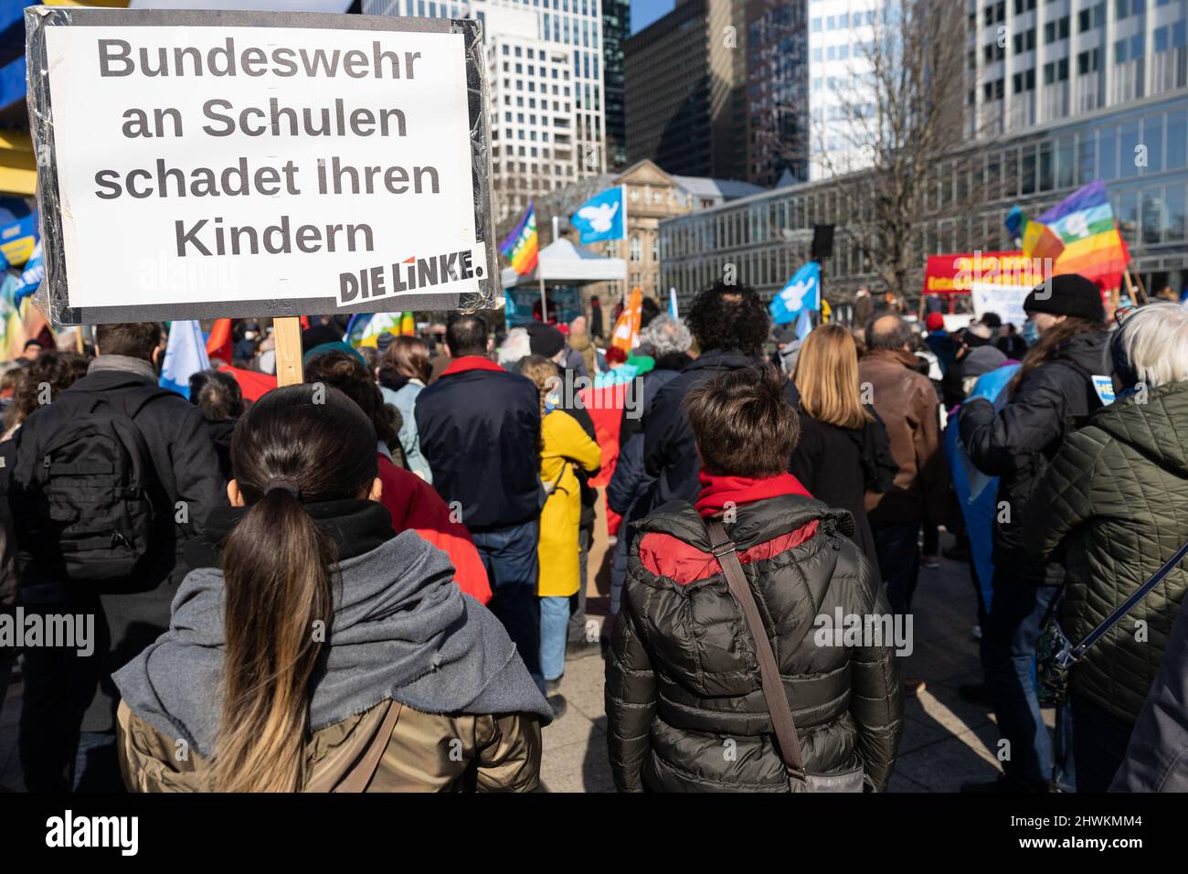 06. März 2022, Hessen, Frankfurt/M.: Eine Frau hält ein Schild mit der Aufschrift "Bundeswehr an Schulen schadet Ihren Kindern" auf einer Demonstration unter dem Motto "Stoppt den Krieg in der Ukraine - Russische Truppen raus" am Willy-Brandt-Platz. Die Friedensinitiativen der Rhein-Main-Region riefen zur Demonstration auf. Foto: Hannes P. Albert/dpa Stockfoto