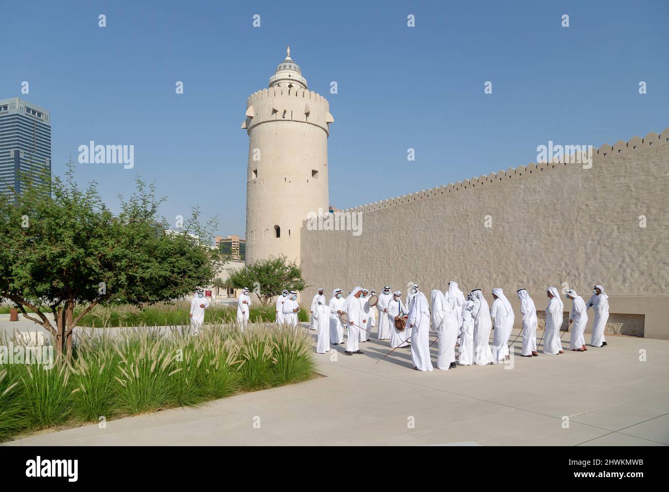 ABU DHABI, VAE - 14. MAI 2021: Traditioneller Tanz des Emiratiers Al Ayalah beim Al Hosn Festival Stockfoto