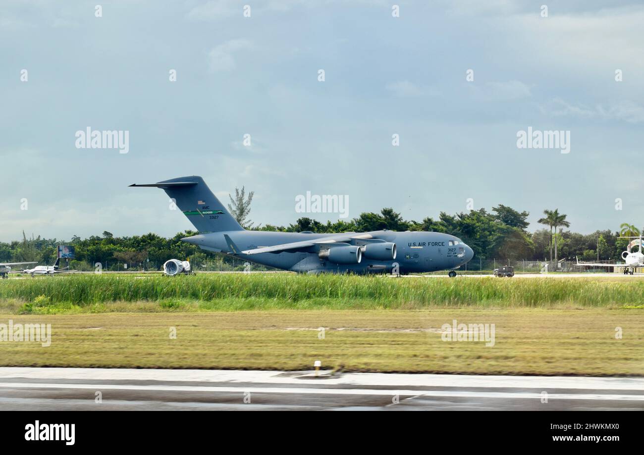 Ein Flugzeug der US-Luftwaffe, das Belize bei Philip S.W. beliefert Goldson International Airport, Belize. Stockfoto