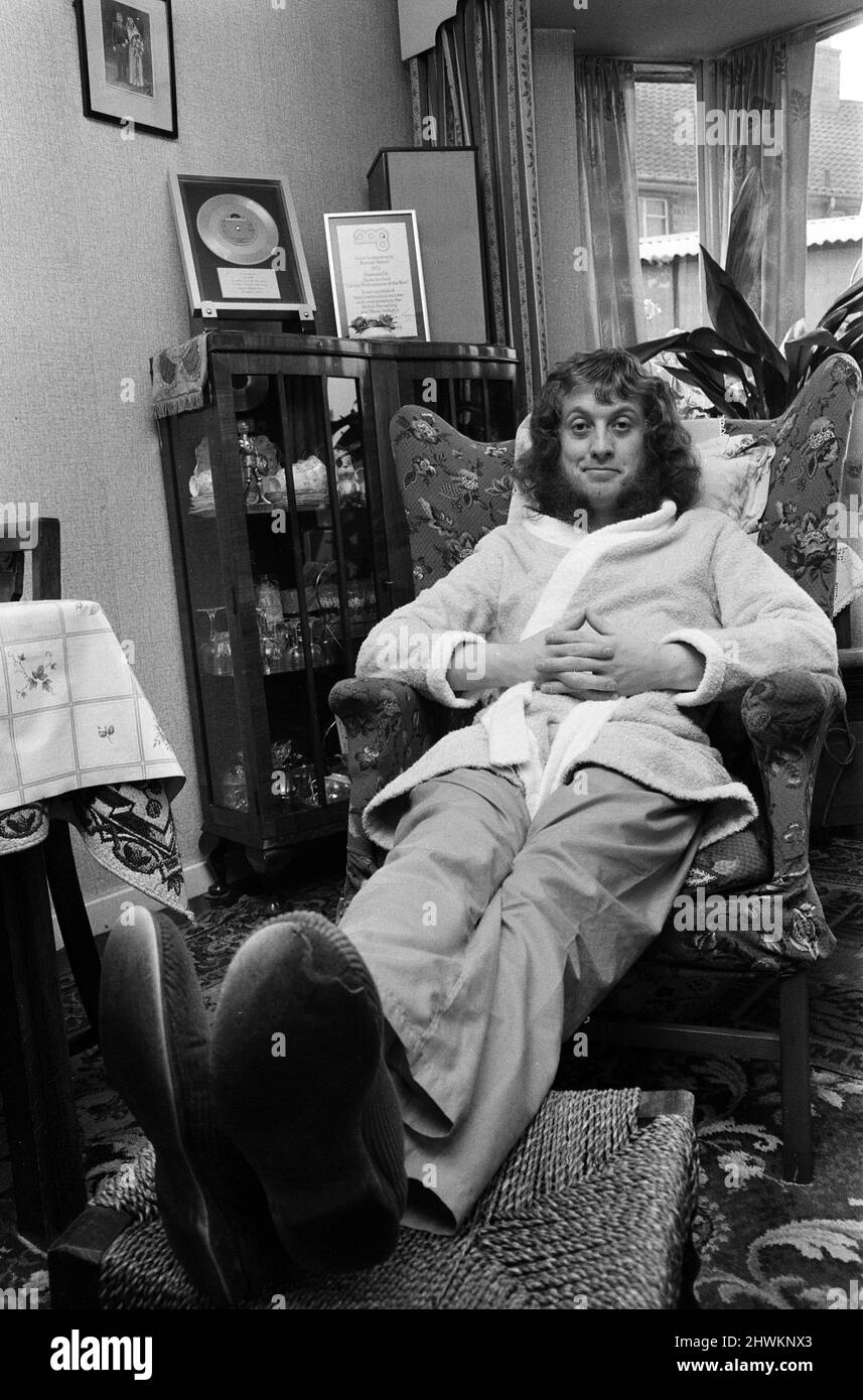 Fit kämpfen und loslegen - das war Popstar Noddy Holder, Sänger von Slade, der sich nach seiner Entlassung aus dem East Birmingham Hospital in seinem Elternhaus in Walsall erholte. Noddy brach mit schweren Rückenschmerzen am Flughafen Birmingham zusammen, als die Gruppe kurz vor dem Start einer einmonatigen Europatour ein Flugzeug nach Belgien erwischen wollte. 27.. Oktober 1973. Stockfoto