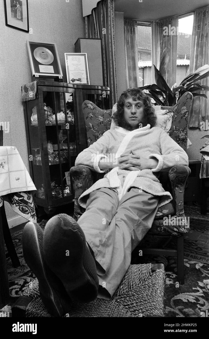 Fit kämpfen und loslegen - das war Popstar Noddy Holder, Sänger von Slade, der sich nach seiner Entlassung aus dem East Birmingham Hospital in seinem Elternhaus in Walsall erholte. Noddy brach mit schweren Rückenschmerzen am Flughafen Birmingham zusammen, als die Gruppe kurz vor dem Start einer einmonatigen Europatour ein Flugzeug nach Belgien erwischen wollte. 27.. Oktober 1973. Stockfoto
