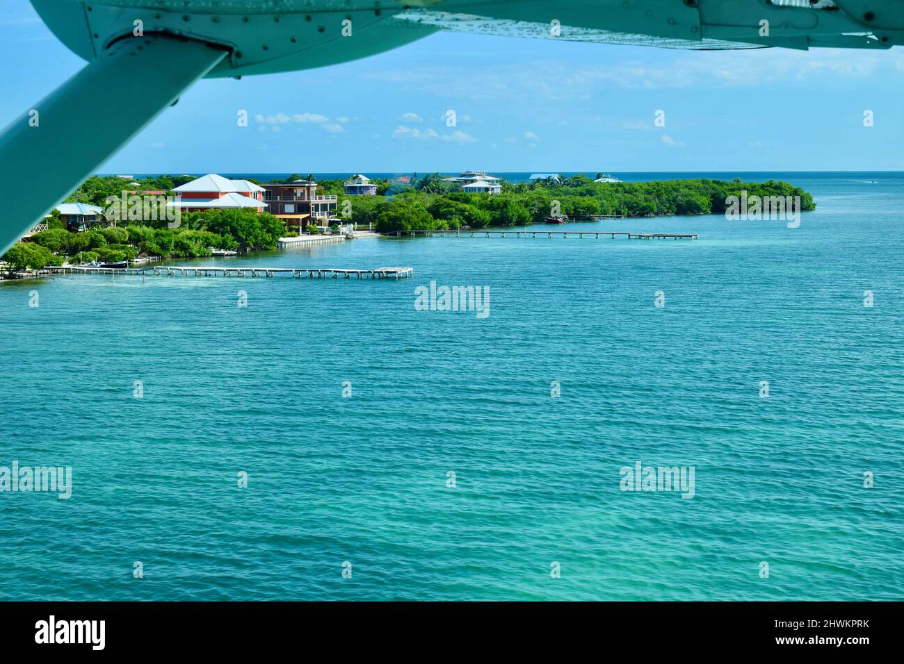 Eine Luftaufnahme von Caye Caulker, Belize, während sich das Flugzeug auf die Landung vorbereitet. Caye Caulker ist ein beliebtes Ziel für Rucksacktouristen. Stockfoto