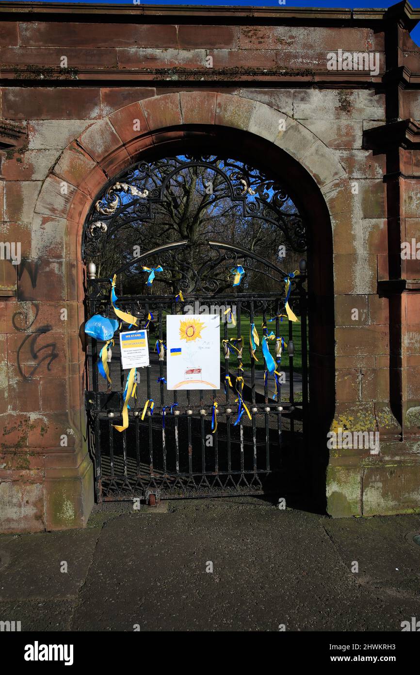 6.. März 2022. Zwei große ukrainische Flaggen wurden zur Unterstützung des ukrainischen Volkes an die Tore des Ormeau Parks in Belfast gebunden. Menschen befestigten blaue und gelbe Ribbons an den Zaun, um Solidarität zu zeigen Kredit: Bonzo/Alamy Live News Stockfoto