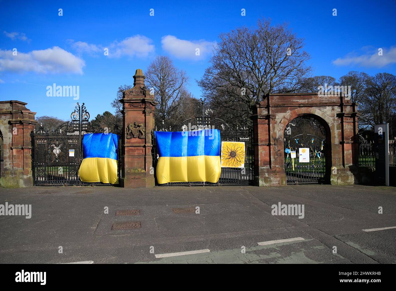 6.. März 2022. Zwei große ukrainische Flaggen wurden zur Unterstützung des ukrainischen Volkes an die Tore des Ormeau Parks in Belfast gebunden. Menschen befestigten blaue und gelbe Ribbons an den Zaun, um Solidarität zu zeigen Kredit: Bonzo/Alamy Live News Stockfoto