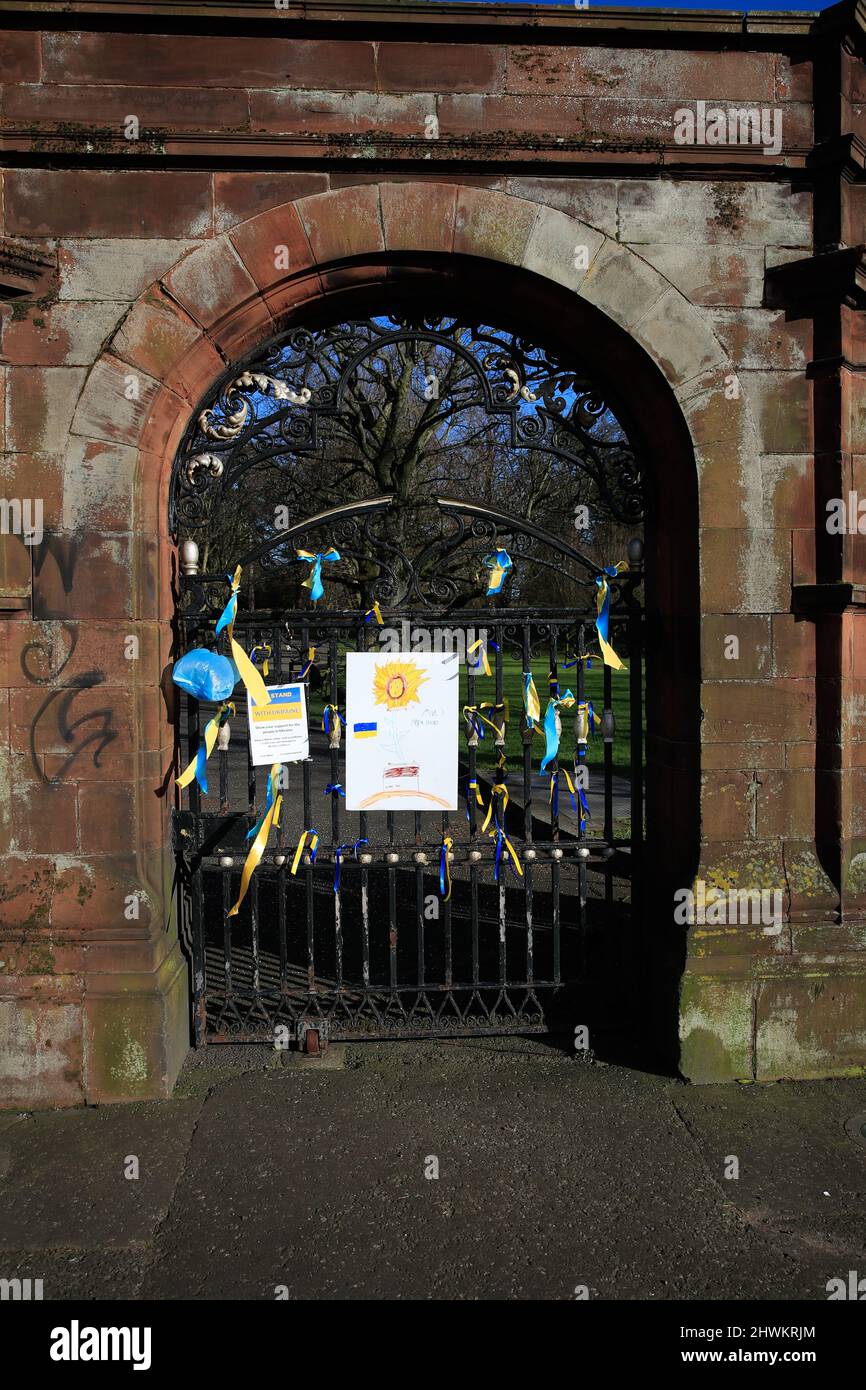 6.. März 2022. Zwei große ukrainische Flaggen wurden zur Unterstützung des ukrainischen Volkes an die Tore des Ormeau Parks in Belfast gebunden. Menschen befestigten blaue und gelbe Ribbons an den Zaun, um Solidarität zu zeigen Kredit: Bonzo/Alamy Live News Stockfoto