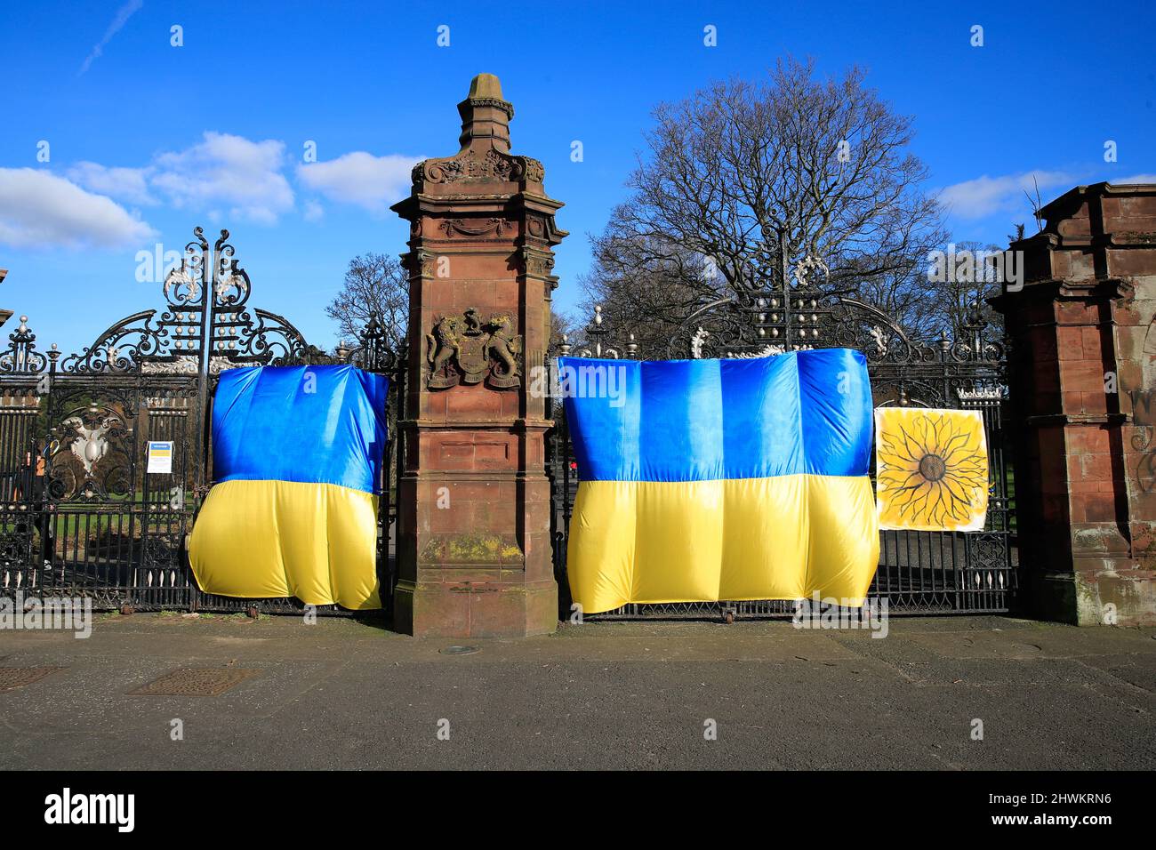 Belfast, Großbritannien. 06. März 2022. 6.. März 2022. Zwei große ukrainische Flaggen wurden zur Unterstützung des ukrainischen Volkes an die Tore des Ormeau Parks in Belfast gebunden. Menschen befestigten blaue und gelbe Ribbons an den Zaun, um Solidarität zu zeigen Kredit: Bonzo/Alamy Live News Stockfoto
