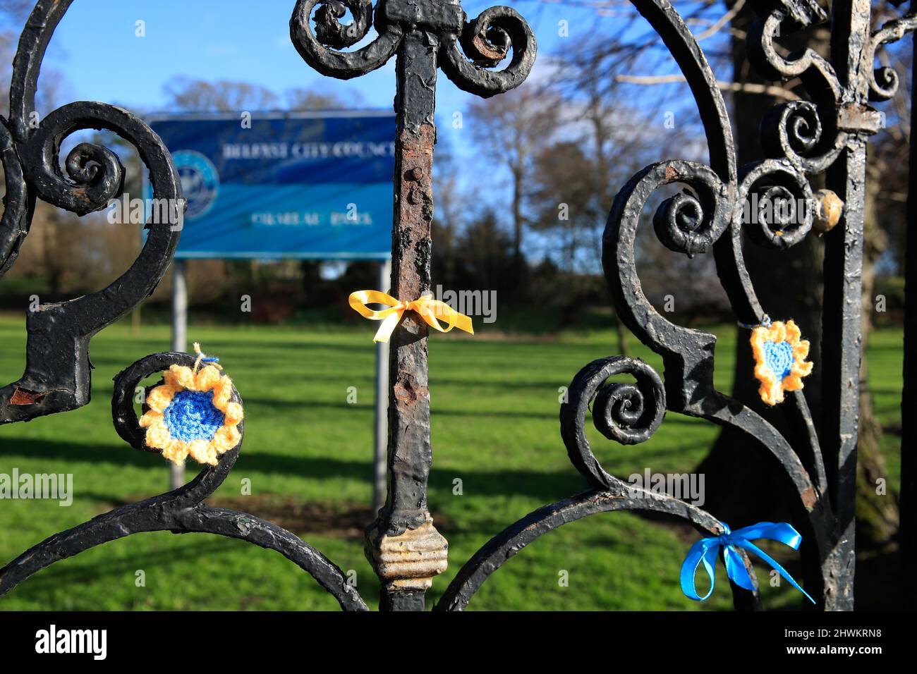 Belfast, Großbritannien. 06. März 2022. 6.. März 2022. Zwei große ukrainische Flaggen wurden zur Unterstützung des ukrainischen Volkes an die Tore des Ormeau Parks in Belfast gebunden. Menschen befestigten blaue und gelbe Ribbons an den Zaun, um Solidarität zu zeigen Kredit: Bonzo/Alamy Live News Stockfoto