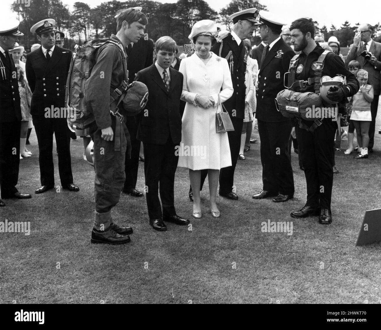 Die königliche Familie besucht das Britannia Royal Naval College, Dartmouth. Fallschirmspringen war eine der College-Aktivitäten, die in den statischen Darstellungen der königlichen Partei während des Besuchs der Königin als Lord High Admiral enthalten waren. Hinter ihrer Majestät und Prinz Andrew Admiral von der Flotte hat Lord Mountbatten Worte im Krieg des Hauptmanns des Kollegs, Konteradmiral Gordon Tait. 31.. Juli 1972. Stockfoto