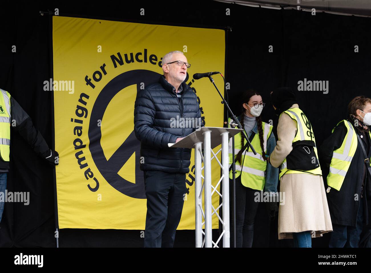 London, Großbritannien. 6. März 2022. Nein zum Krieg in der Ukraine Protest auf dem Trafalgar Square. Die Demonstranten fordern ein Ende des Krieges in der Ukraine und den Abzug Russlands Stockfoto