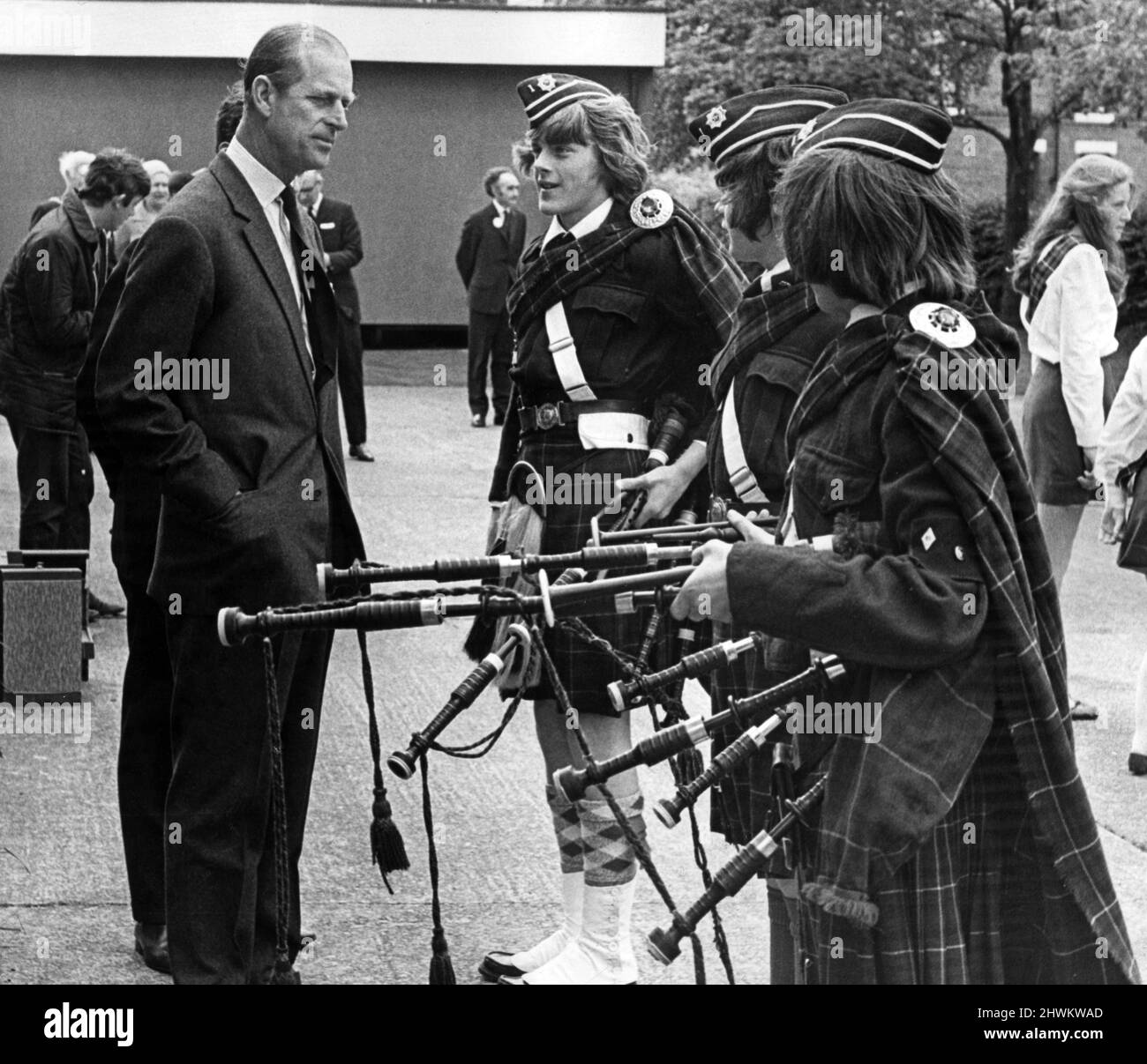 Prinz Philip, Herzog von Edinburgh, Besuch im Nordwesten. Der Herzog plaudert mit drei Pfeifern der Moreton (Wirral) Boys' Brigade. Sie sind (von links nach rechts) Mike Knox, 16 Jahre, Ian Knox, 15 Jahre, und Keith Edwards, Auch 15. 30 Mai 1972. Stockfoto