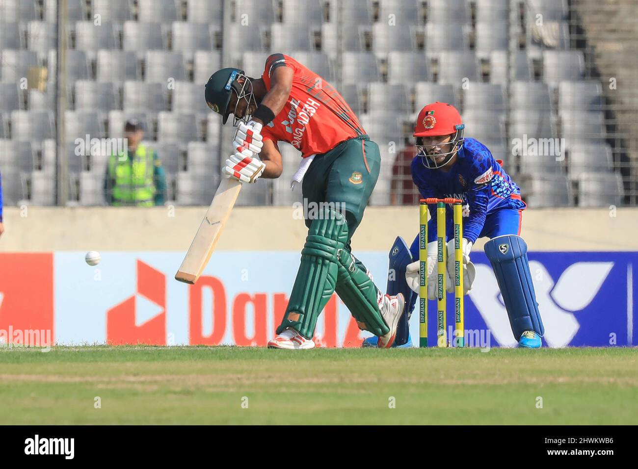 Dhaka, Bangladesch. 05. März 2022. Bangladesh Cricket-Spieler, Munim Shahriar in Aktion während des zweiten T20-Matches zwischen Afghanistan Cricket-Team und Bangladesch im Sher-E-Bangla National Cricket Stadium. Afghanistan gewann mit 8 Wickets (mit noch 14 Bällen) (Foto: MD Manik/SOPA Images/Sipa USA) Credit: SIPA USA/Alamy Live News Stockfoto