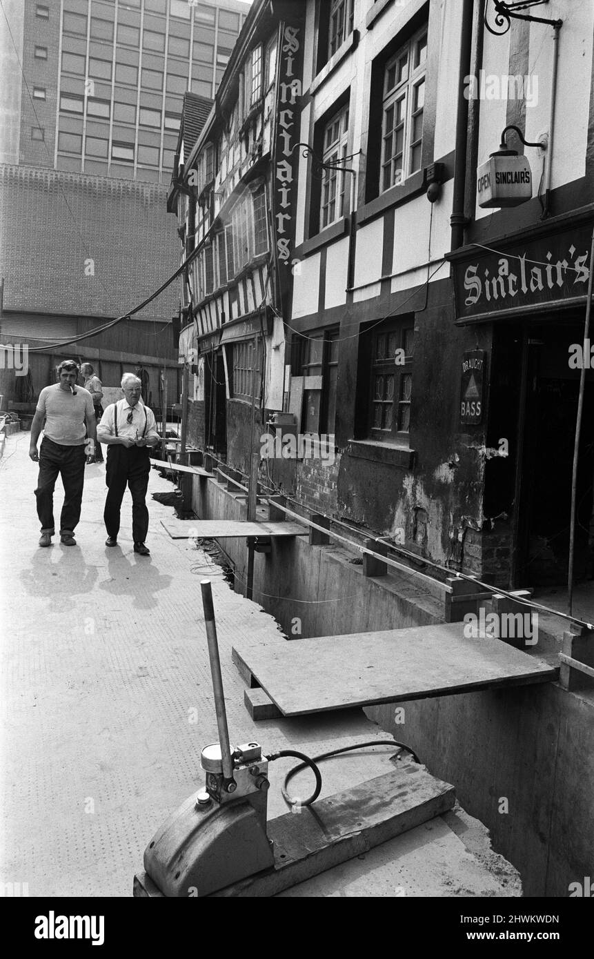 Das Heben der Old Shambles im Zentrum von Manchester beginnt mit einem Aufzug von etwa einem halben Zoll. Die Vorderseite des alten Gebäudes zeigt die großen Stahlbetonstützen, die unter der Struktur gebaut wurden. 22.. Juli 1971. Stockfoto