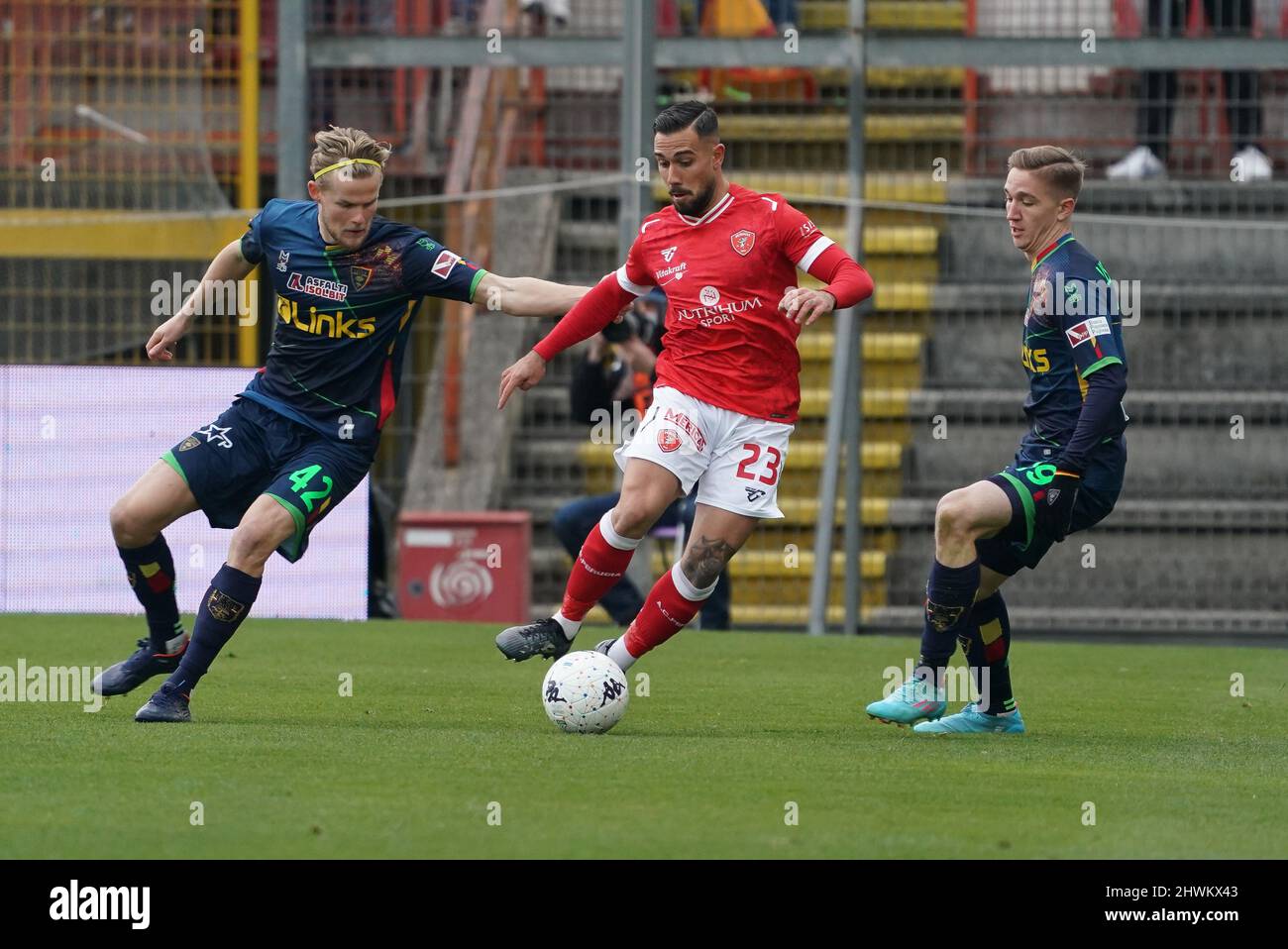 marcello falzerano (n.23 perugia calcio) / Benzar romario (n.42 US lecce) listkowski marcin 8N.19 US lecce) während des Spiels AC Perugia gegen US Lecce, italienischer Fußball-Serie B, im März 06 2022 in Perugia, Italien Stockfoto