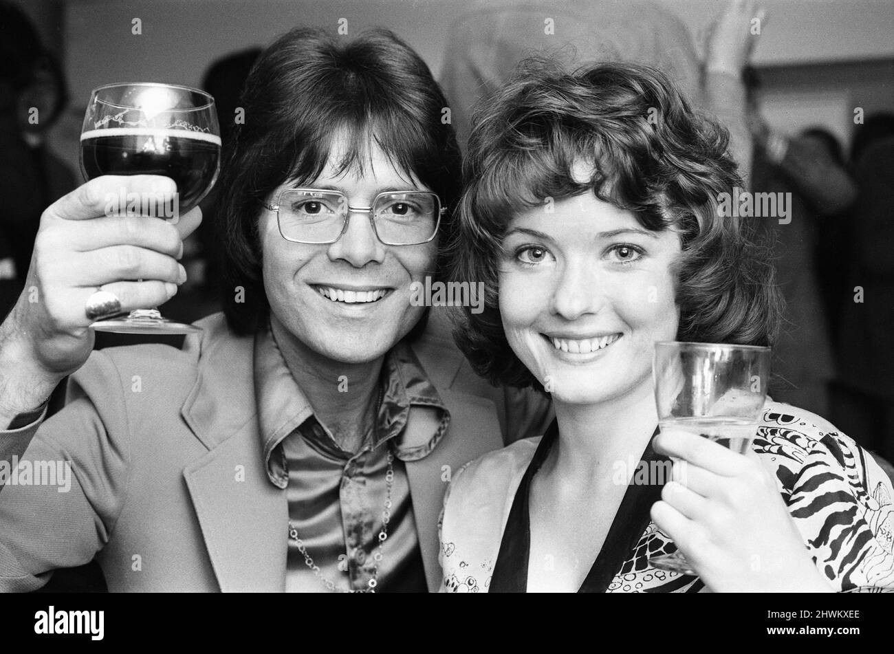 Cliff Richard und Deborah Watling, Schauspieler mit der Hauptrolle in Take Me High, einem neuen Film, der in Birmingham gedreht und gedreht wird, aufgenommen im Birmingham Strathallan Hotel, Sonntag, 3.. Juni 1973. Stockfoto