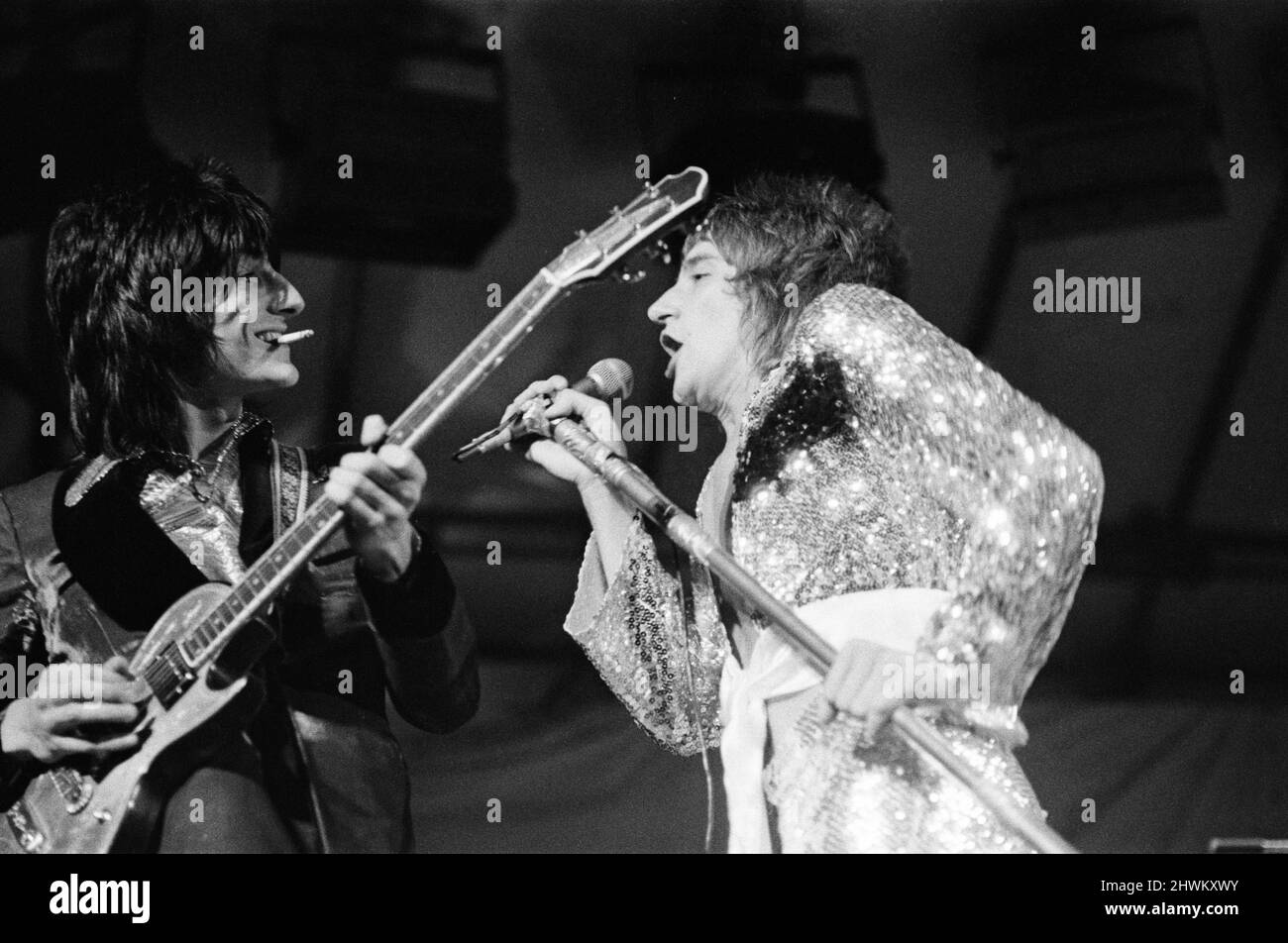 The Faces mit Rod Stewart treten am Samstag, dem 12. 1972. August, beim Reading Festival auf. Das Bild zeigt Gitarrist Ronnie Wood und Leadsänger Rod Stewart The Faces headlined die zweite von drei Nächten des damals 12. National Jazz, Blues & Rock Festivals, das in der Richfield Avenue stattfand. Reading, Berlin, Freitag, 11.., Samstag, 12.. Und Sonntag, 13.. The Faces schlossen ihr Set mit „Maggie May“ ab, und das Wochenendevent beinhaltete andere Acts wie Genesis, Elkie Brooks und Robert Palmer, dann in Essig Joe, Mungo Jerry und Status Quo. Die Gesichter waren Rod Stewart (Lead Stockfoto