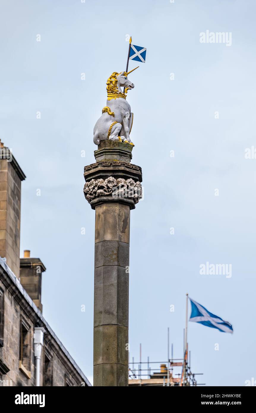 Einhorn- und Saltire-Flagge auf dem mercat oder Marktkreuz mit Einhorn, Royal Mile, Edinburgh, Schottland, Großbritannien Stockfoto