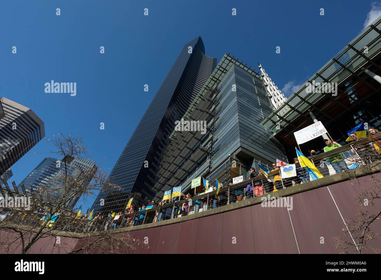 Am Samstag, den 5. März 2022, versammeln sich die Anhänger im Rathaus von Seattle zu einer Kundgebung und marschieren gegen die russische Invasion in der Ukraine in Seattle. Hunderte a Stockfoto