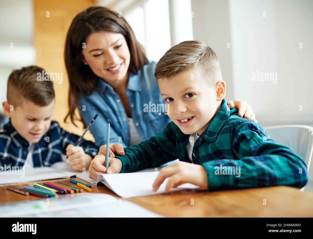 Hausaufgaben Unterricht Bildung Mutter Kinder Sohn Familie Kindheit Kind Lehrer Klassenzimmer Stockfoto