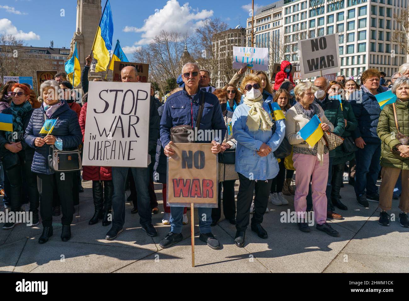 Madrid, Spanien. 06. März 2022. Die Demonstranten halten während einer Protestkundgebung gegen den Krieg zwischen der Ukraine und Russland auf der Plaza de España Plakate, auf denen ihre Meinung zum Ausdruck kommt. Die Ukraine ist seit den russischen Anschlägen vom 24. Februar seit zwölf Tagen in einen Krieg gestürzt. Kredit: SOPA Images Limited/Alamy Live Nachrichten Stockfoto