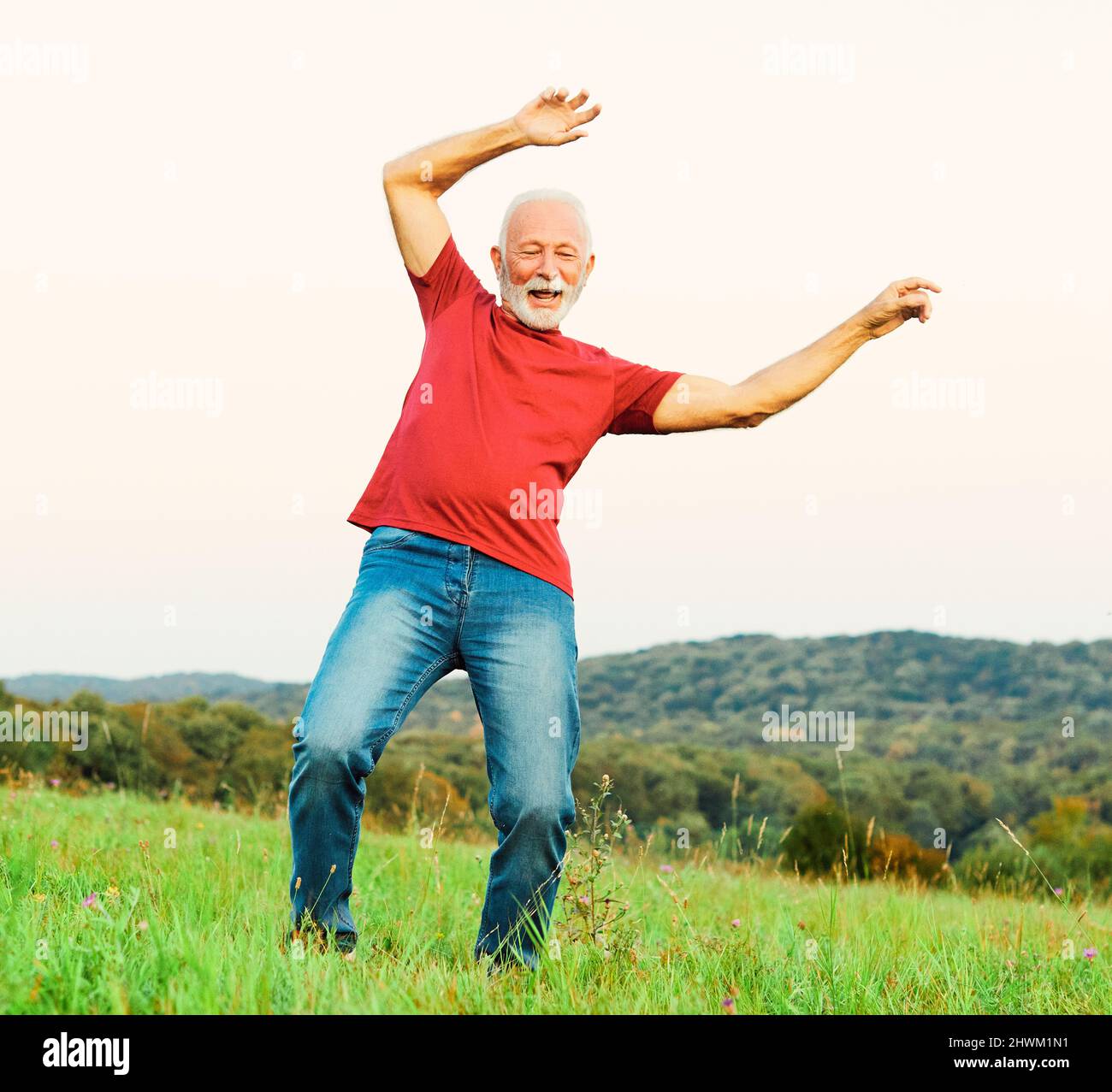 Mann im Freien Senior glücklich Lebensstil Ruhestand tanzen Natur reif aktiv Ältere vitaliti Training Übung Stretching Fitness Stockfoto