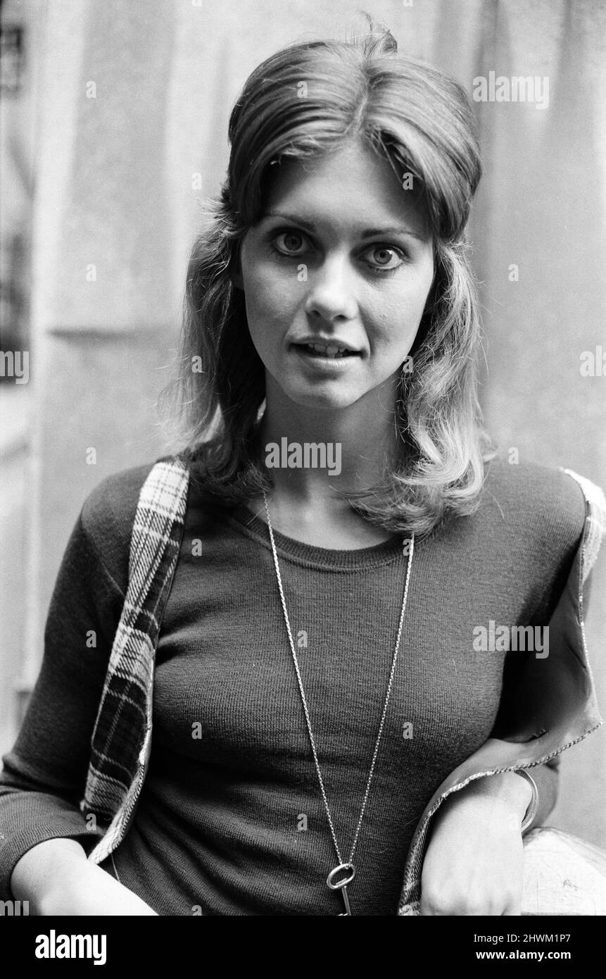 Olivia Newton-John, die in der „The Cliff Richard Show“ im Londoner Palladium auftritt. 11.. Oktober 1971. Stockfoto