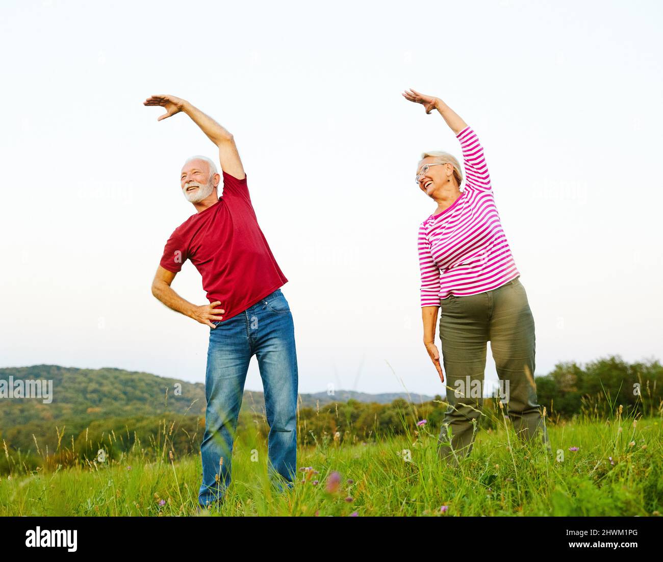 Outdoor Senior Fitness Frau Mann Lifestyle aktiv Sport Bewegung gesund fit Ruhestand Stretching Ältere Paare Stockfoto