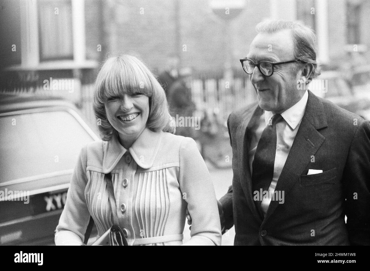 Lord Carrington, Staatssekretär für Verteidigung, nimmt an der Hochzeit seiner sechsundzwanzig Jahre alten Tochter Virginia Carington Teil, die Lord Ashcombe, den Chef des Bauunternehmens Cubbitt, im Kensington Registery Office heiratete. Bild zeigt: Lord Carrington bei der Ankunft mit seiner Tochter. 1.. Januar 1973. Carringtonobit Stockfoto