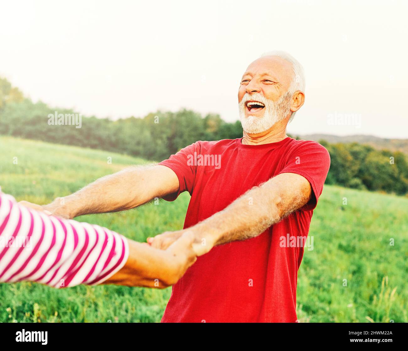 Frau Mann Outdoor Senior Paar glücklich Lifestyle Ruhestand zusammen lächelnd Liebe tanzen Spaß spielen Spiel aktiv Vitalität Natur reif Stockfoto