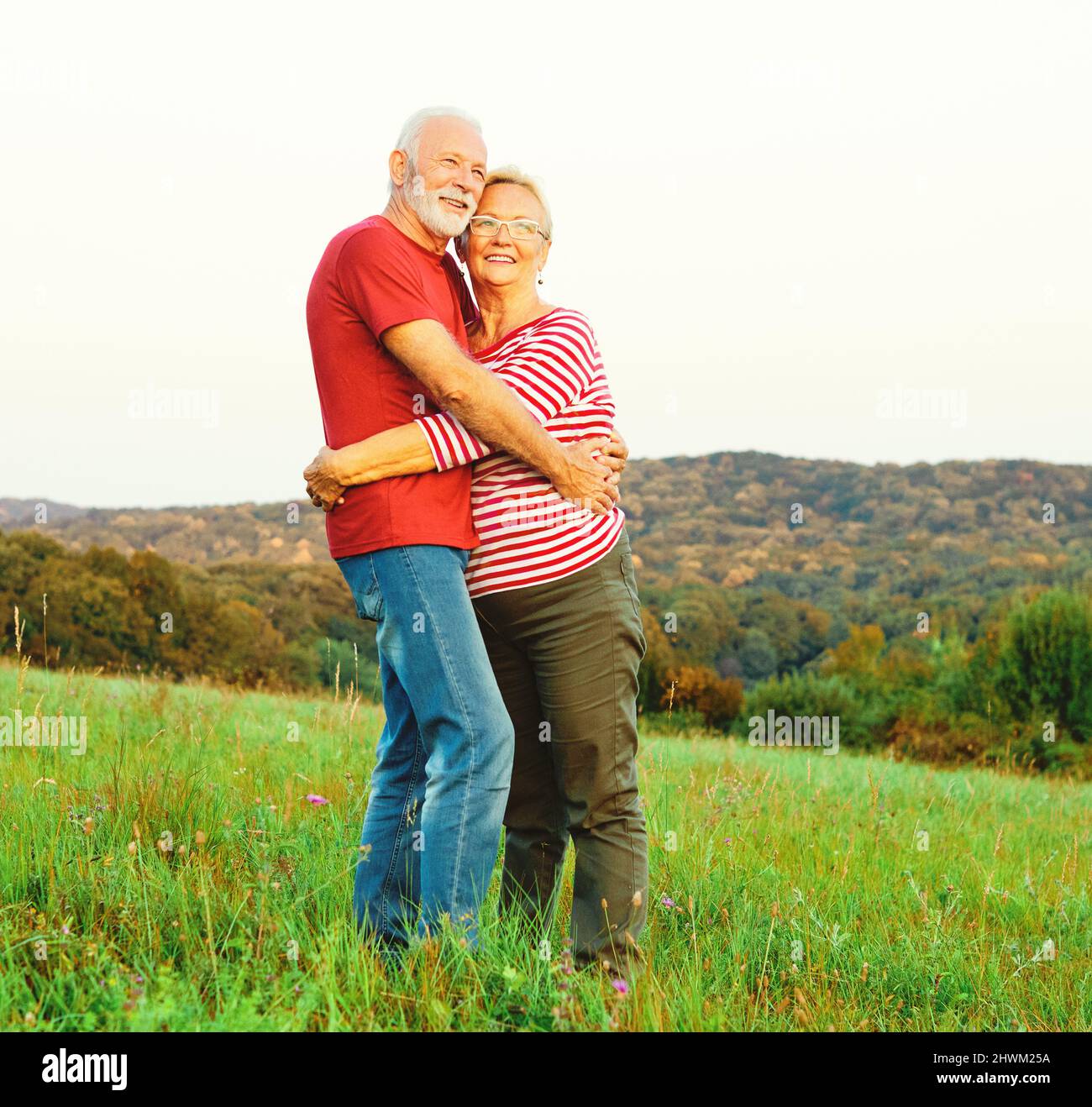Frau Mann im Freien Senior paar glücklich Lifestyle Ruhestand zusammen lächelnd Liebe Umarmung Natur reif Stockfoto