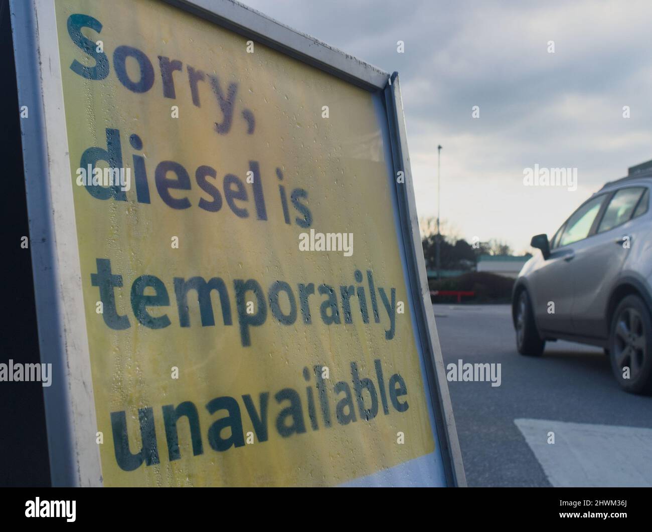 Auf einem Schild an einer Tankstelle im Morrisons Supermarkt in Bodmin, Großbritannien, steht: „Leider ist Diesel vorübergehend nicht verfügbar“. Fahrzeug im Hintergrund. Stockfoto