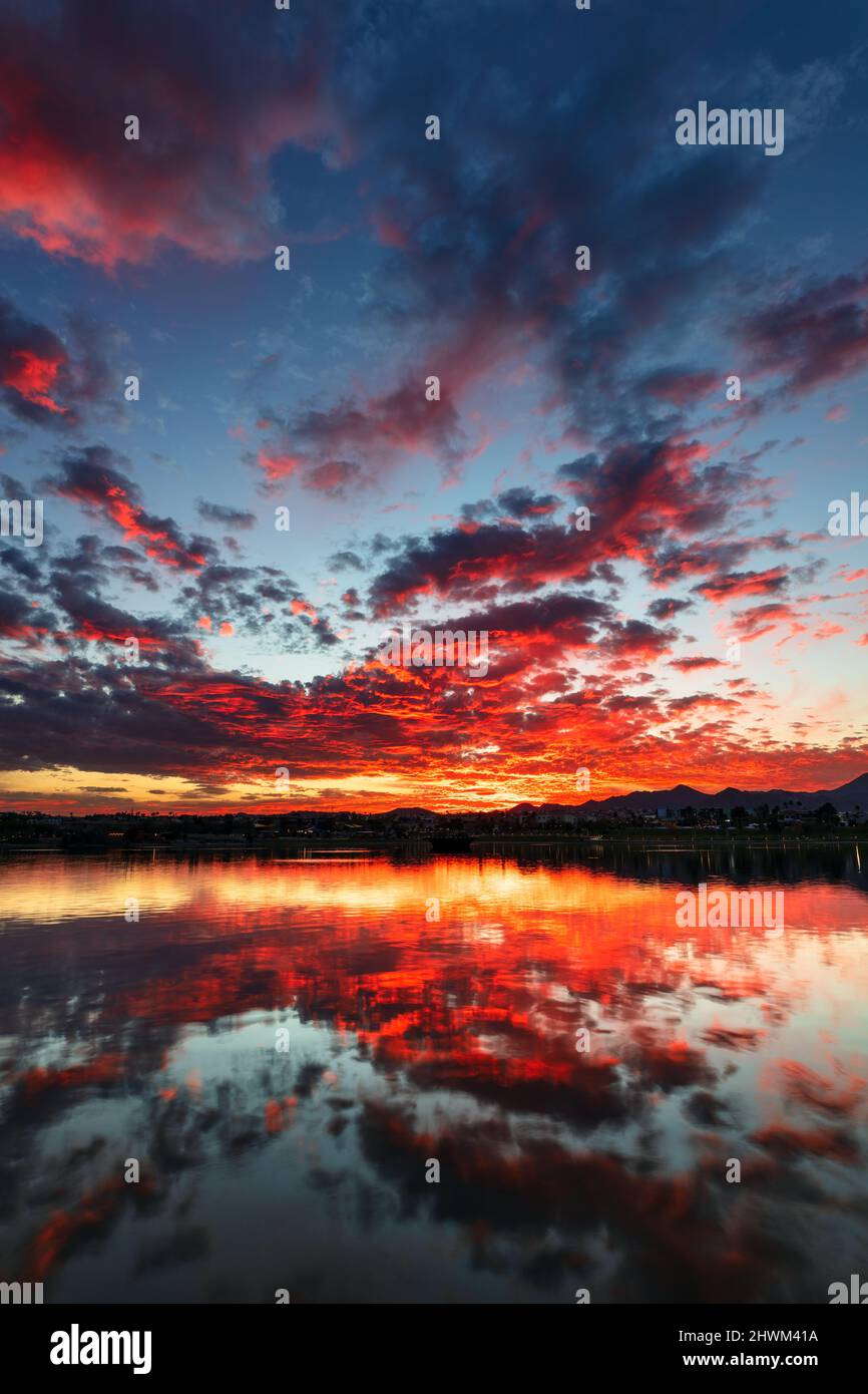 Farbenfroher Sonnenuntergang in Arizona im Fountain Park in Fountain Hills Stockfoto