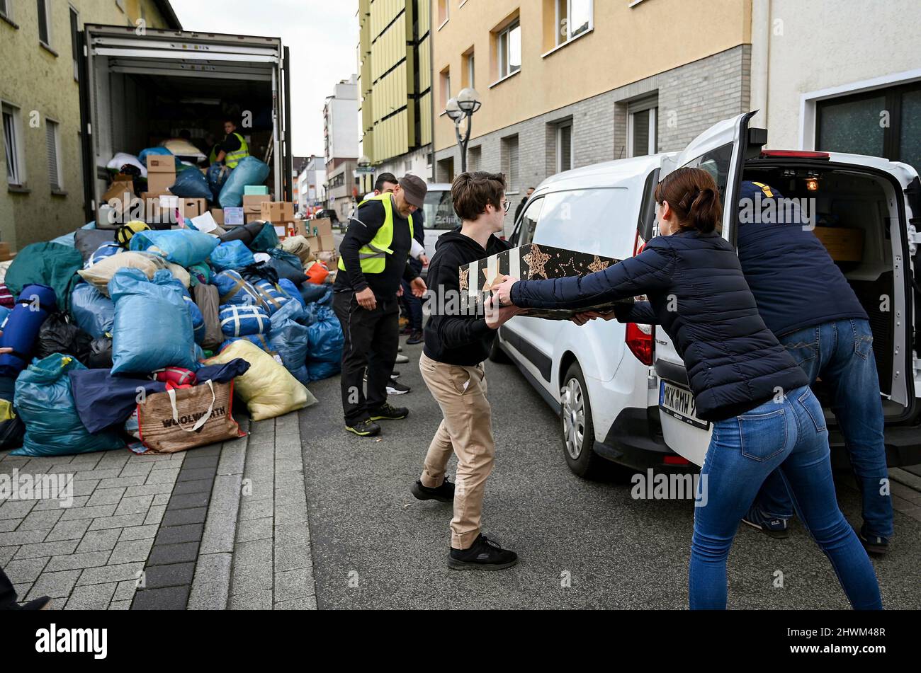 Hanau, Deutschland. 06. März 2022. 06.03.2022, xpsx, Hanau, Sammelaktion für die Ukraine, Hanau-Jungen von links nach rechts sammeln, Spenden, Hilfsgüter, Krieg, Flüchtlinge, Lieferung, LKW, Fracht, Hilfe Kredit: dpa/Alamy Live Nachrichten Stockfoto