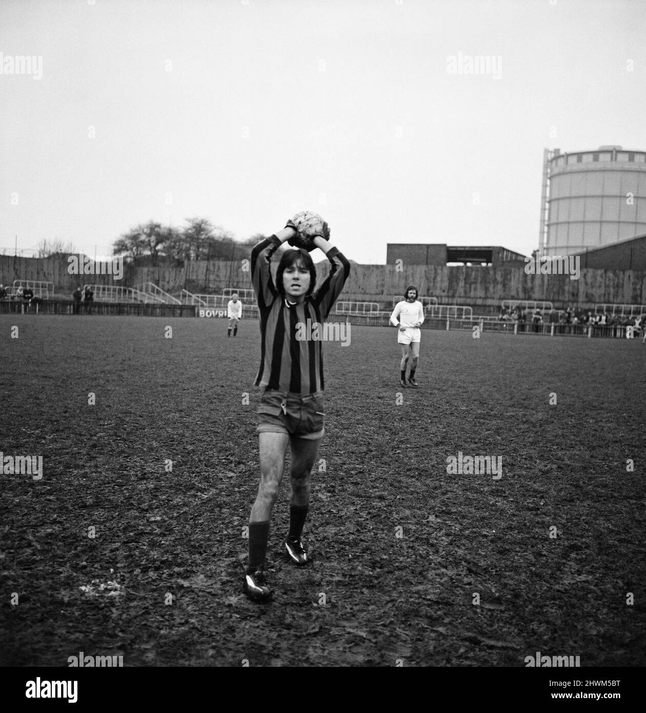 Cliff Richard spielt Fußball bei einem wohltätigen Fußballspiel in Southall. 1.. Januar 1973. Stockfoto