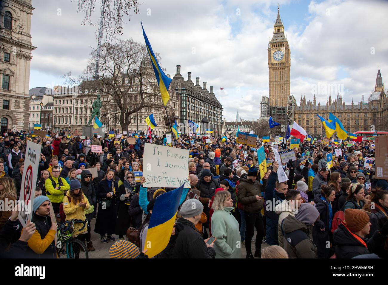 London, Großbritannien. 6.. März 2022. Auf dem Parliament Square haben sich Menschen versammelt, um gegen die russische Invasion in der Ukraine zu protestieren und ein Ende des Krieges zu fordern. Quelle: Kiki Streitberger/Alamy Live News Stockfoto