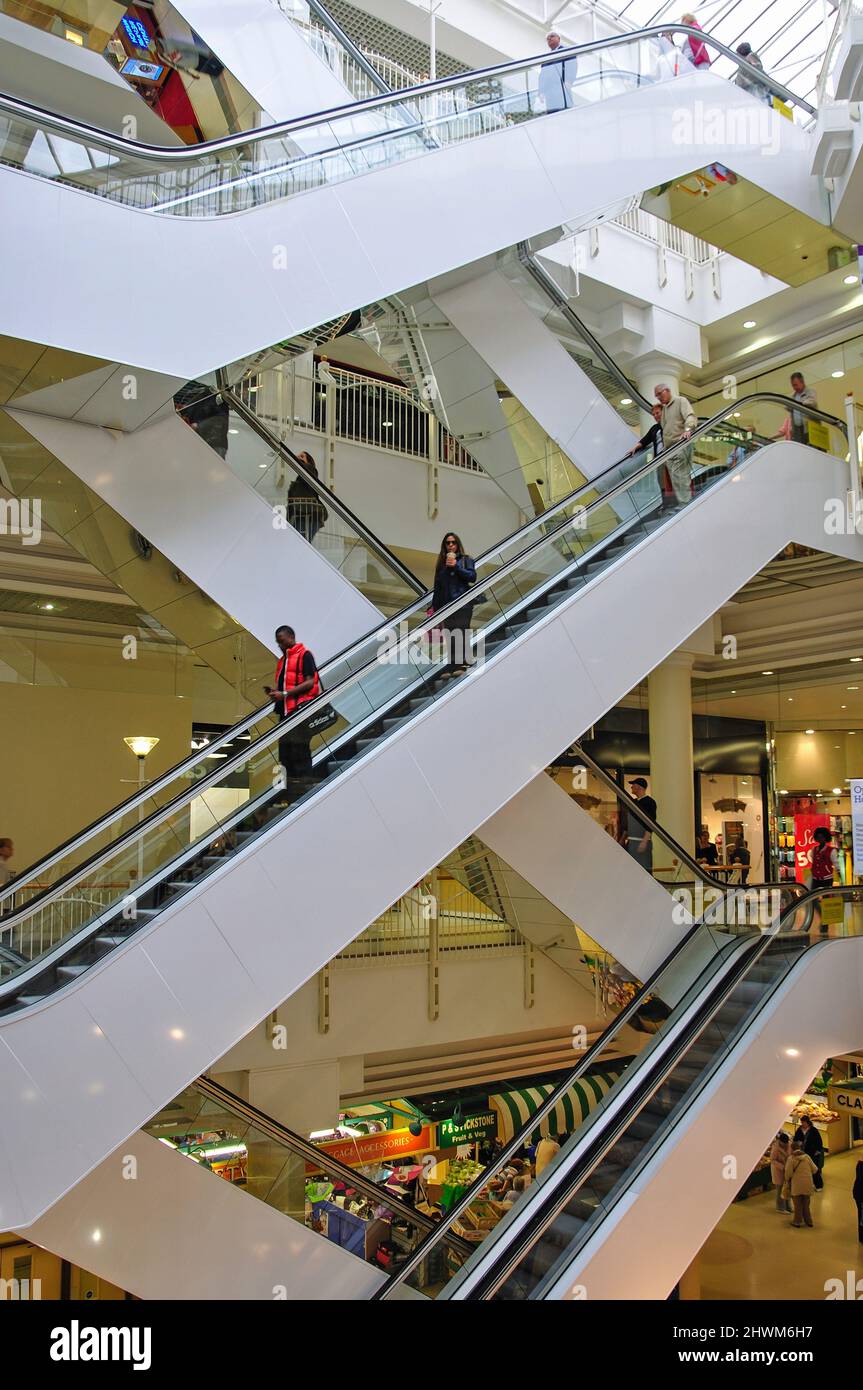 Innenatrium und Rolltreppen im Potteries Shopping Centre, Market Square, Hanley, Stoke-on-Trent, Staffordshire, England, Vereinigtes Königreich Stockfoto