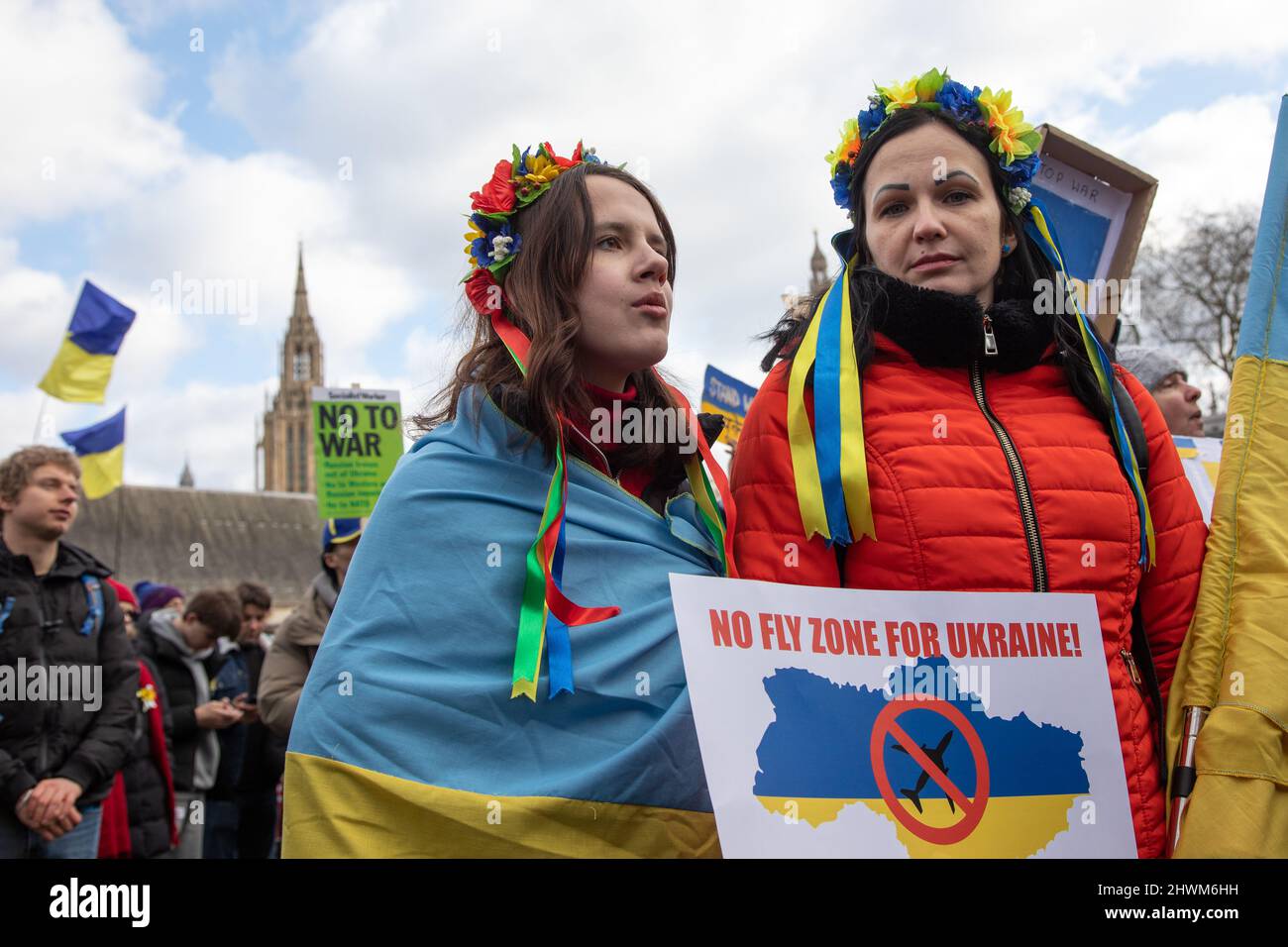 London, Großbritannien. 6.. März 2022. Auf dem Parliament Square haben sich Menschen versammelt, um gegen die russische Invasion in der Ukraine zu protestieren und ein Ende des Krieges zu fordern. Quelle: Kiki Streitberger/Alamy Live News Stockfoto