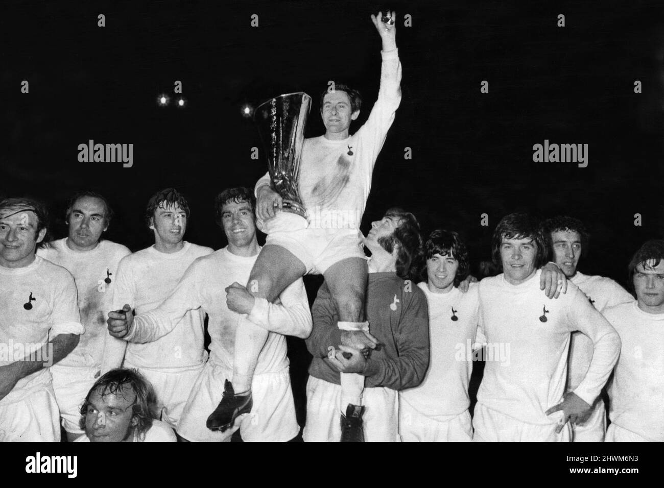 Spiel im UEFA-Pokalfinale in der White Hart Lane. Tottenham Hotspur 1 / Wolverhampton Wanderers 1. (Sporn gewinnen 3-2 auf Gesamtpunktzahl). Spurs-Kapitän Alan Mullery sitzt auf den Schultern seiner Teamkollegen, während er stolz die UEFA-Cup-Trophäe auf einer Ehrenrunde nach dem Spiel hochhält. 17. Mai 1972. Stockfoto