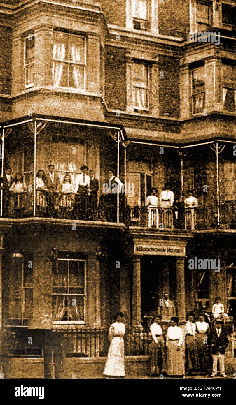 Ein seltenes viktorianisches Foto von den Besitzern, Mitarbeitern und Gästen des Buckingham House Hotel, Margate, Großbritannien. Das Bild sollte wahrscheinlich für eine Werbung oder Postkarte verwendet werden Stockfoto