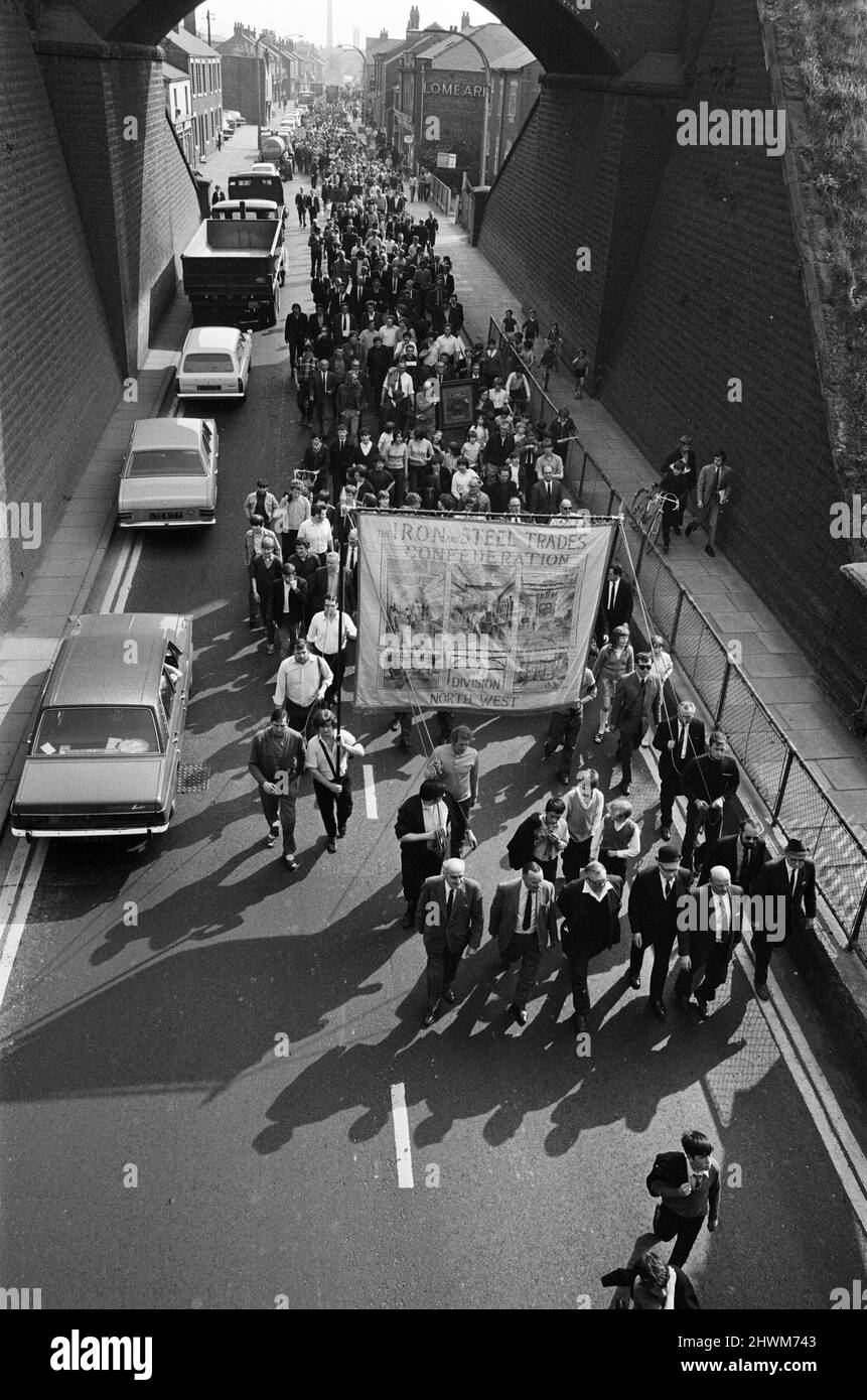 Fünftausend Menschen marschieren in der Stadt Irlam in Lancashire in einer „Rette unsere Stahlwerke“-Demonstration. Irlam steht vor einer düsteren Zukunft mit dem Plan der British Steel Corporation, sein Stahlwerk mit einem Verlust von 4.353 Arbeitsplätzen bis 1974 nahezu zu schließen. 21. Mai 1971. Stockfoto