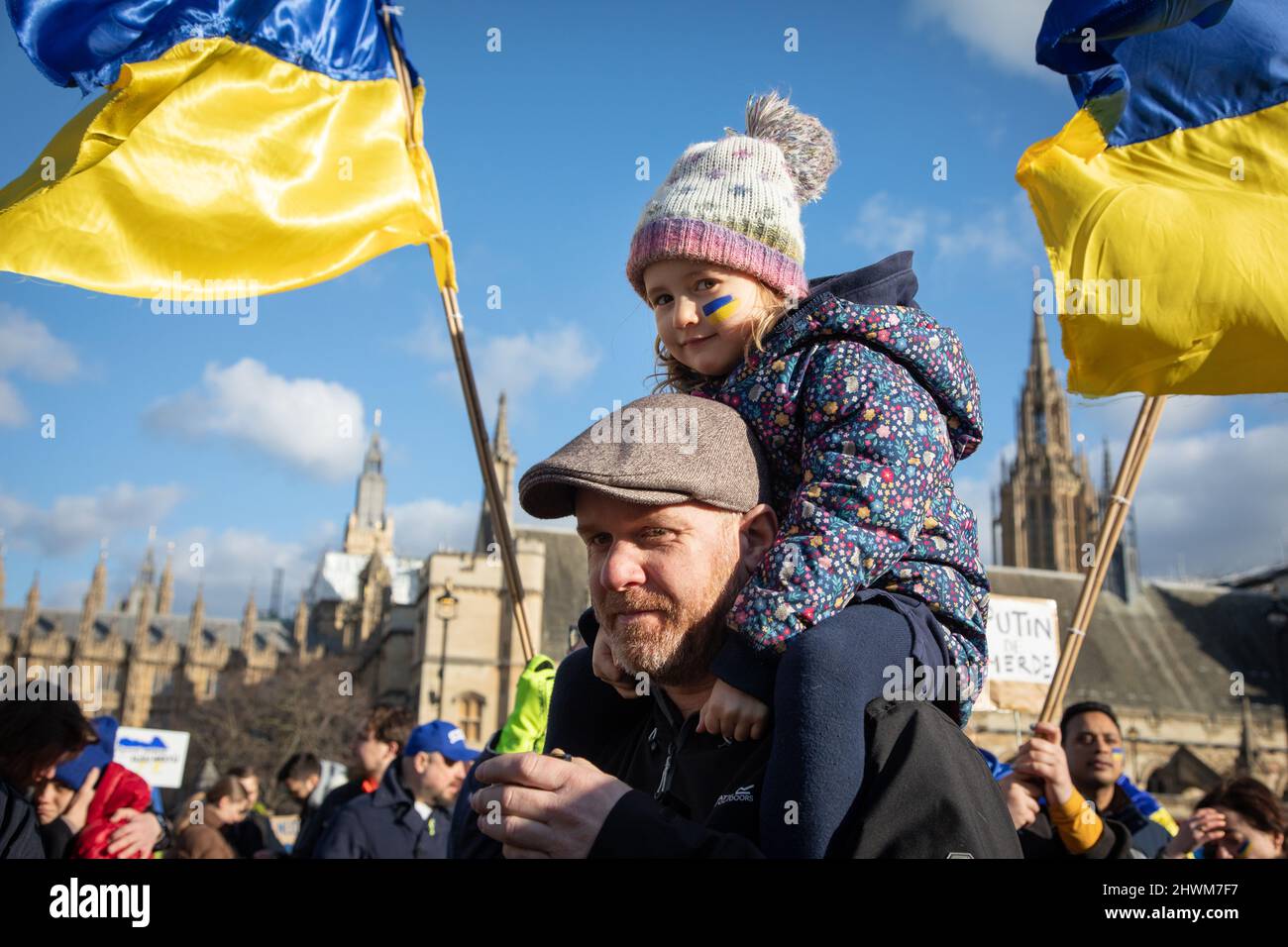 London, Großbritannien. 6.. März 2022. Auf dem Parliament Square haben sich Menschen versammelt, um gegen die russische Invasion in der Ukraine zu protestieren und ein Ende des Krieges zu fordern. Quelle: Kiki Streitberger/Alamy Live News Stockfoto