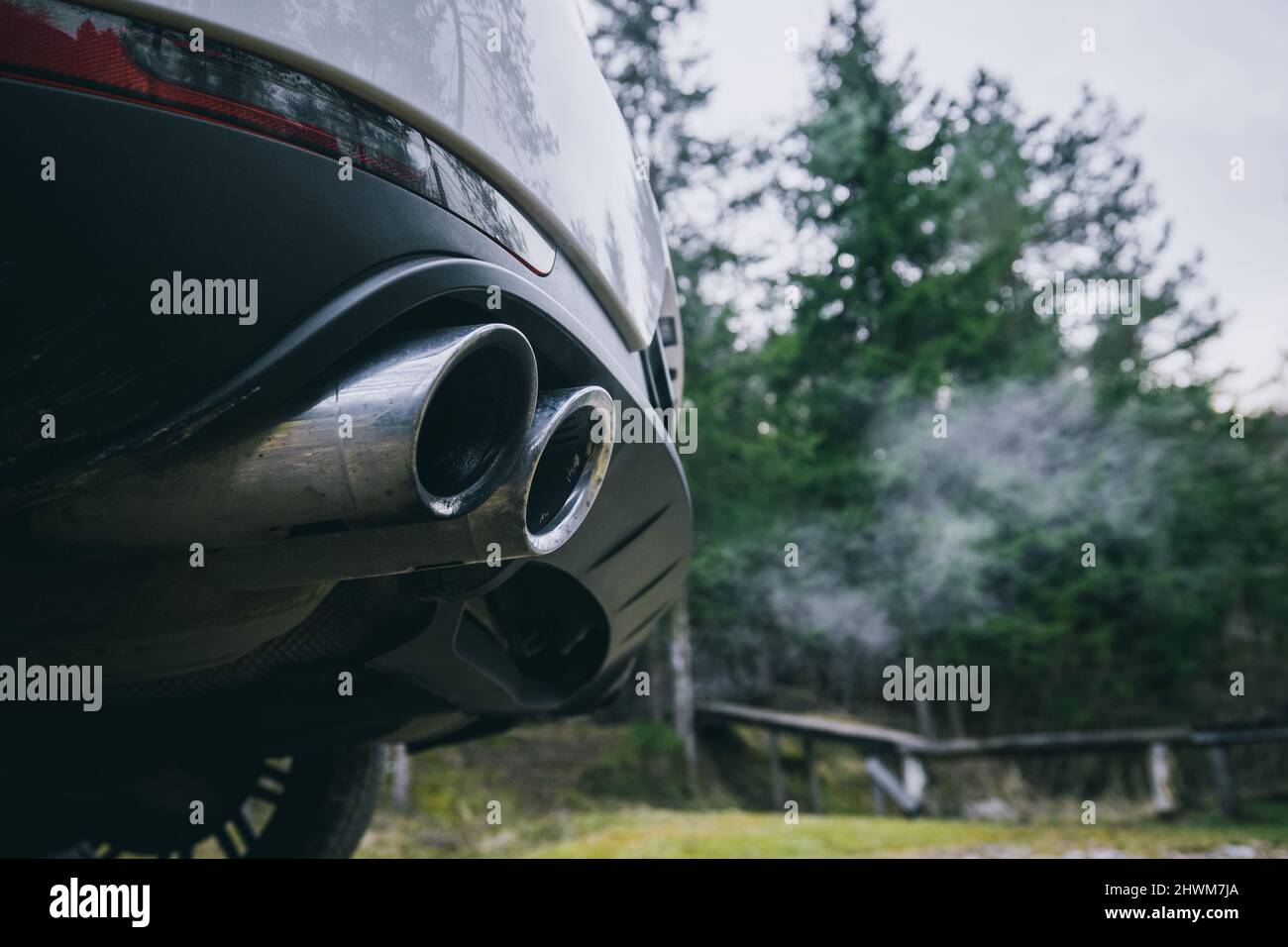Auto auspuff suv abgas umwelt -Fotos und -Bildmaterial in hoher Auflösung –  Alamy