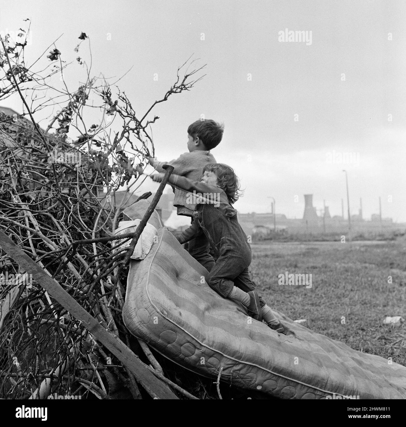 Kinder bauen ein Lagerfeuer auf Teesside. 1971. Stockfoto